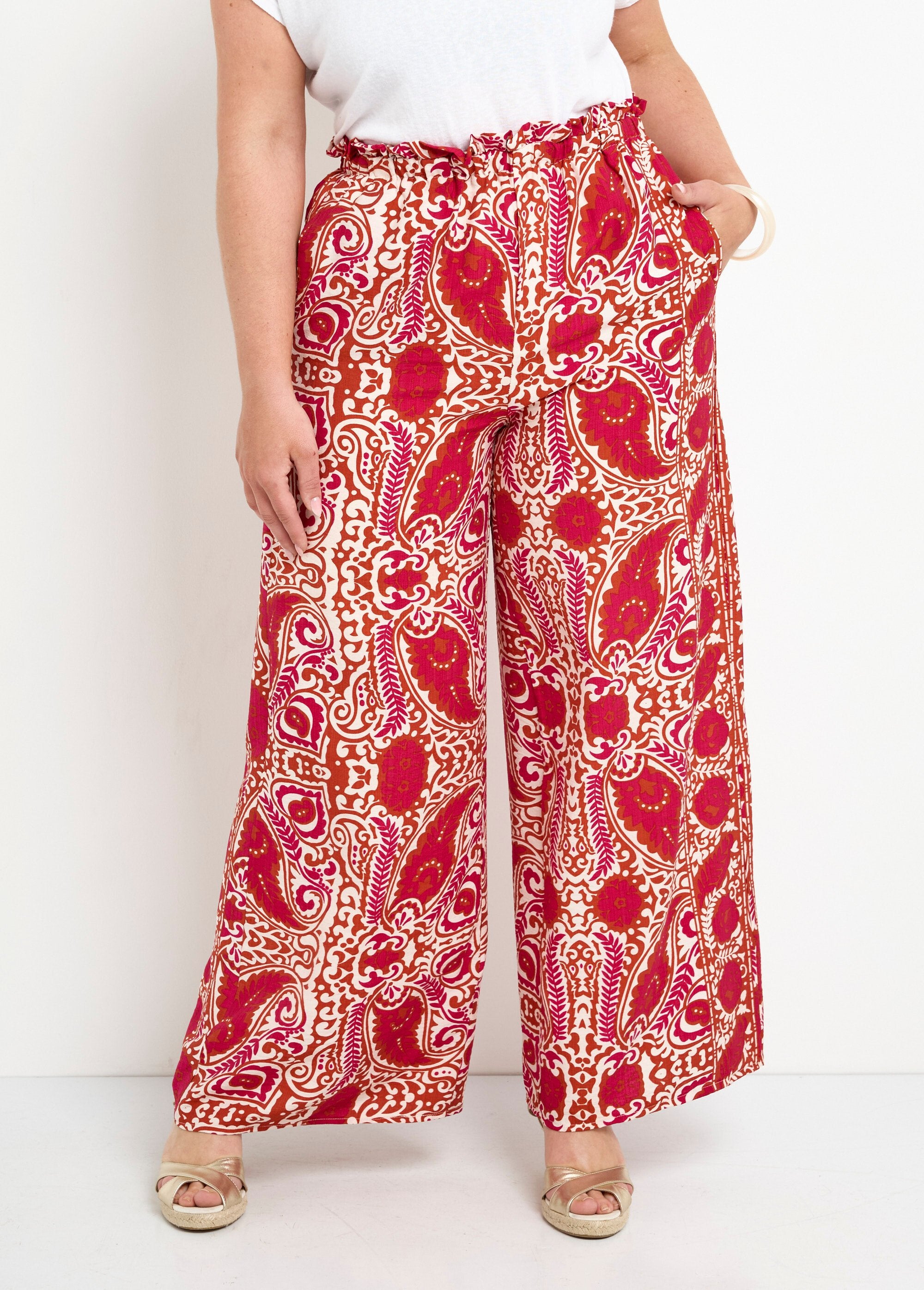 Wide,_flowing_pants_with_ethnic_pattern_Rose_prints_FA1_curvy