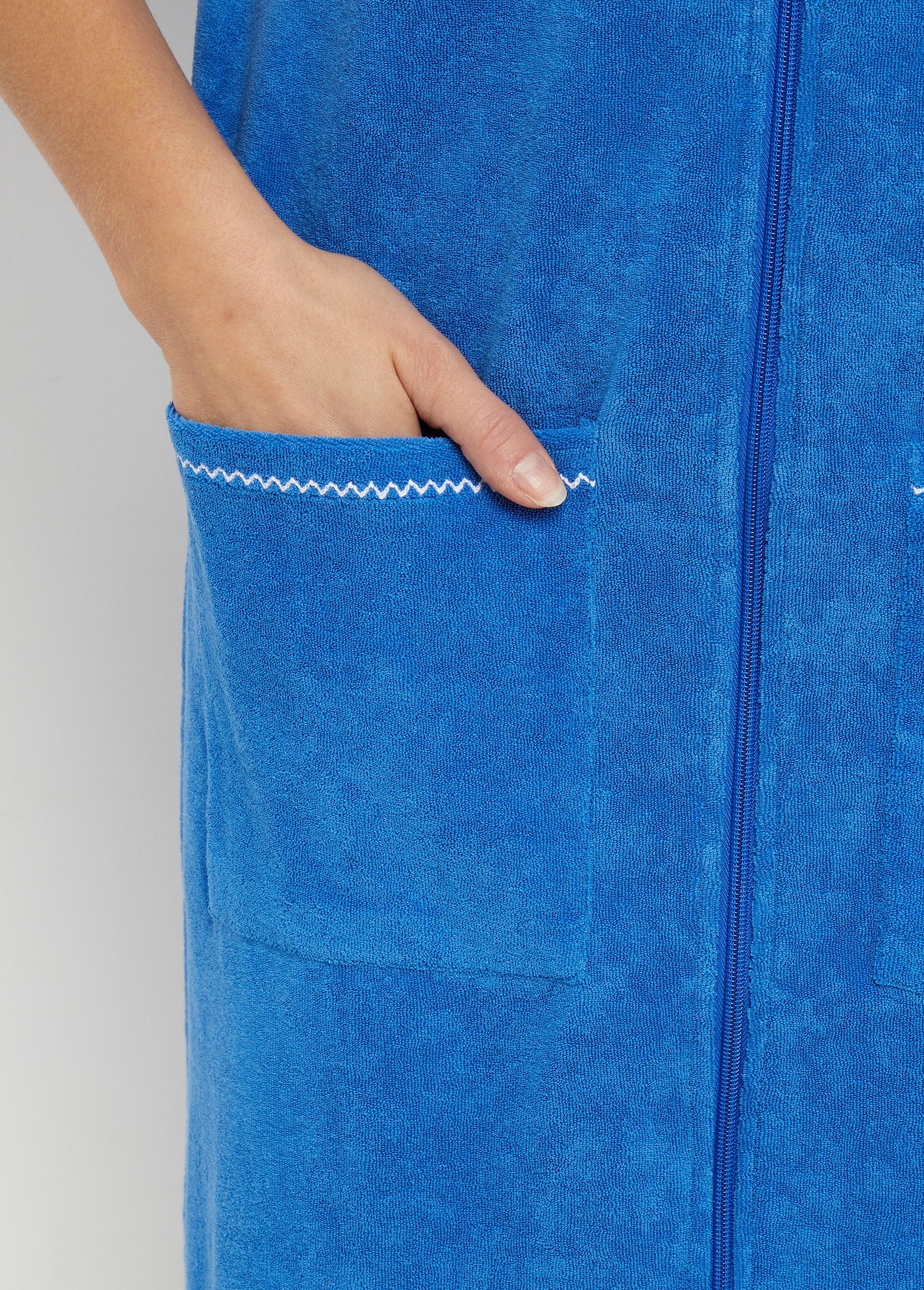 Plain_cotton_terry_bathrobe_with_zip_Blue_DE1_curvy