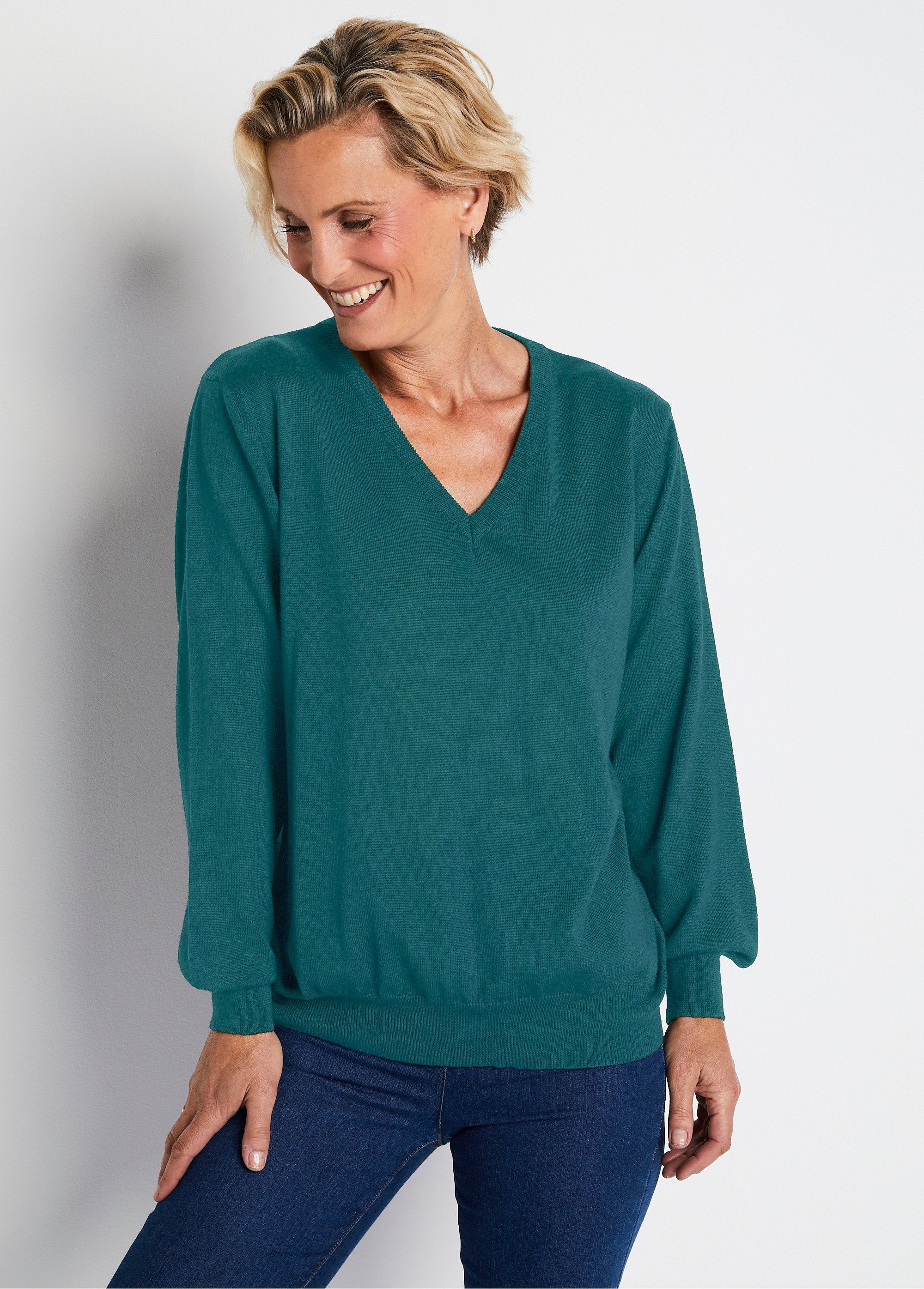 Short_V-neck_sweater_with_merino_wool_Emerald_FA1_slim