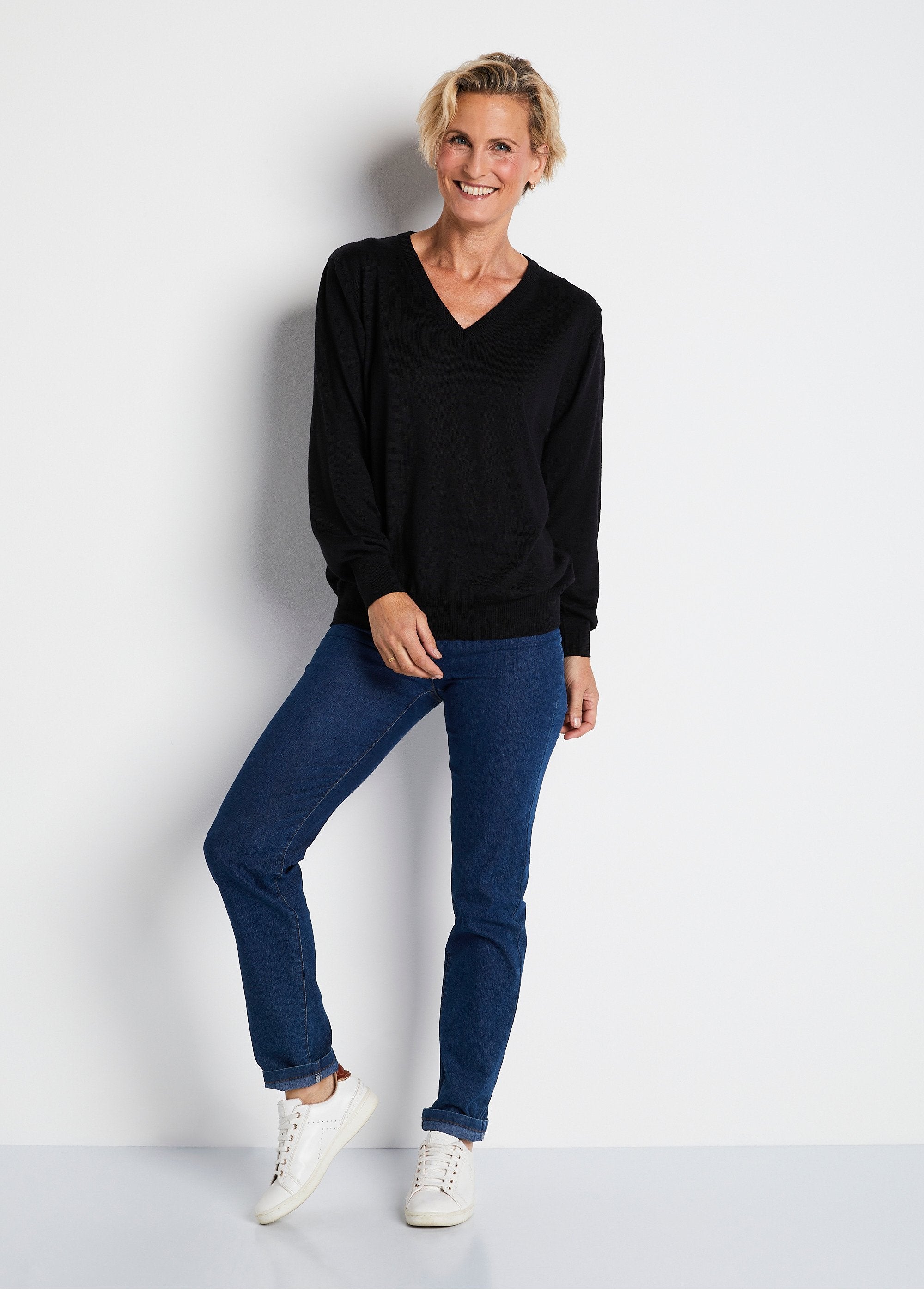 Short_V-neck_sweater_with_merino_wool_Black_SF1_slim