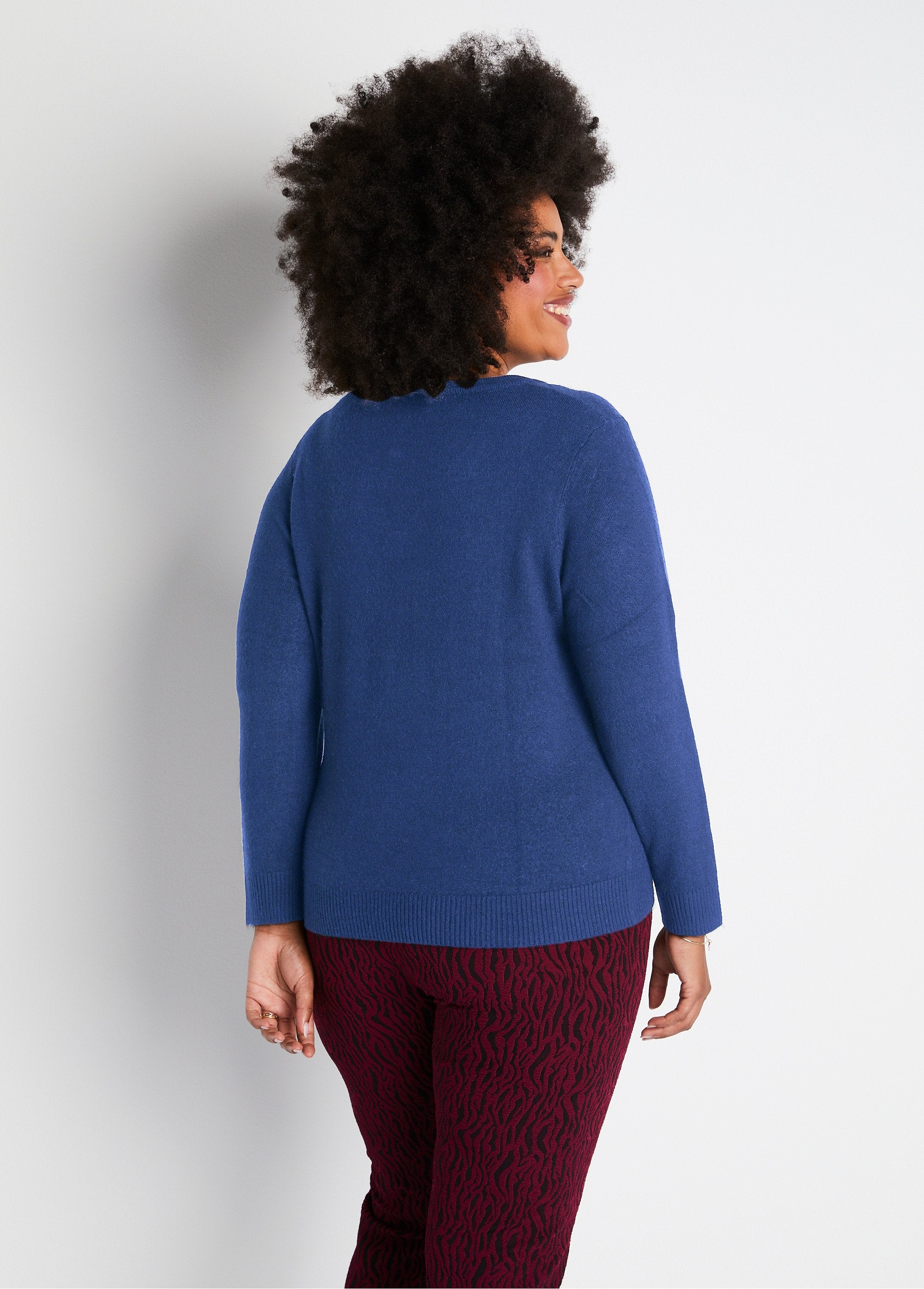 Soft_long-sleeved_V-neck_sweater_Blue_DO1_curvy