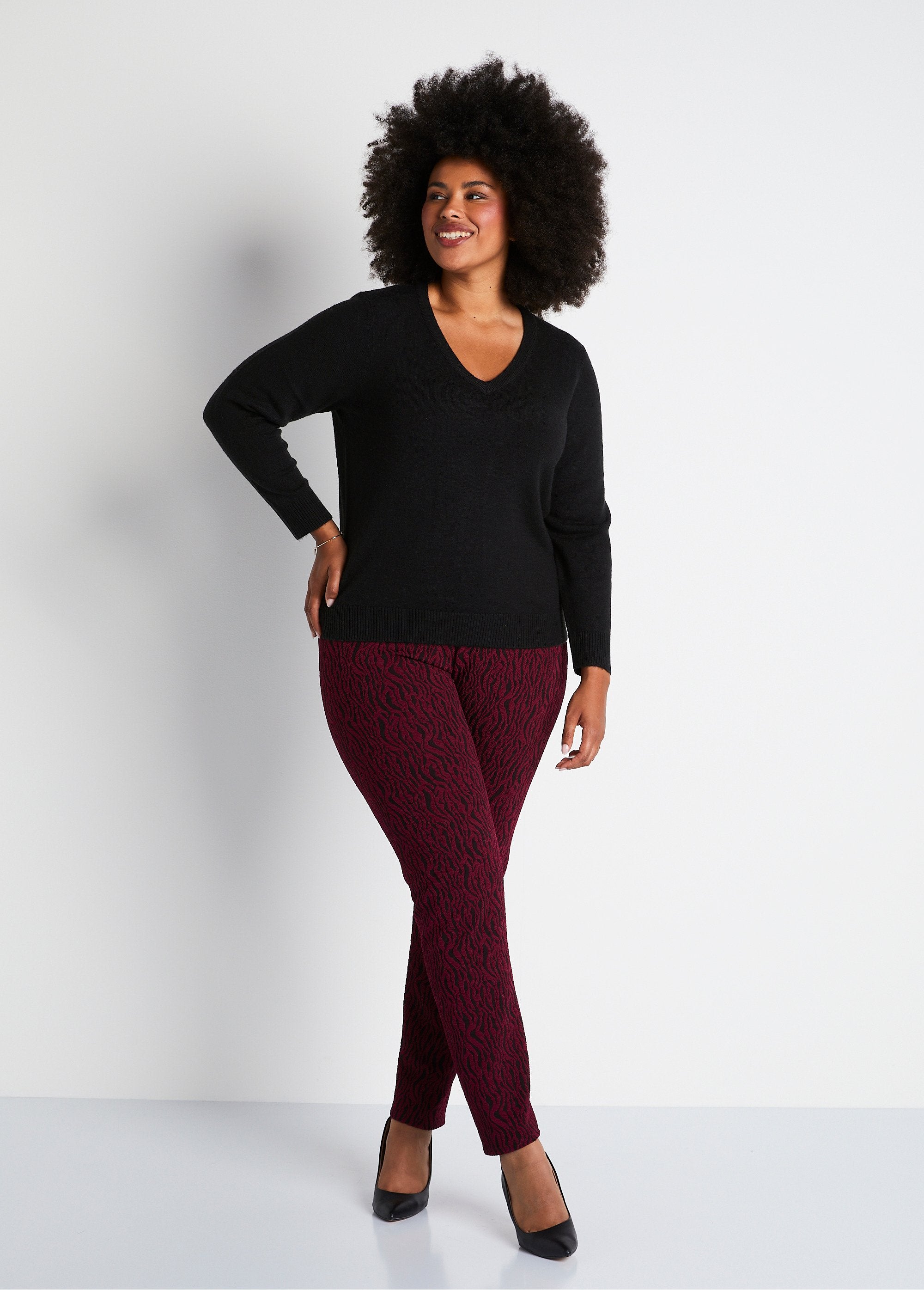 Soft_long-sleeved_V-neck_sweater_Black_SF1_curvy