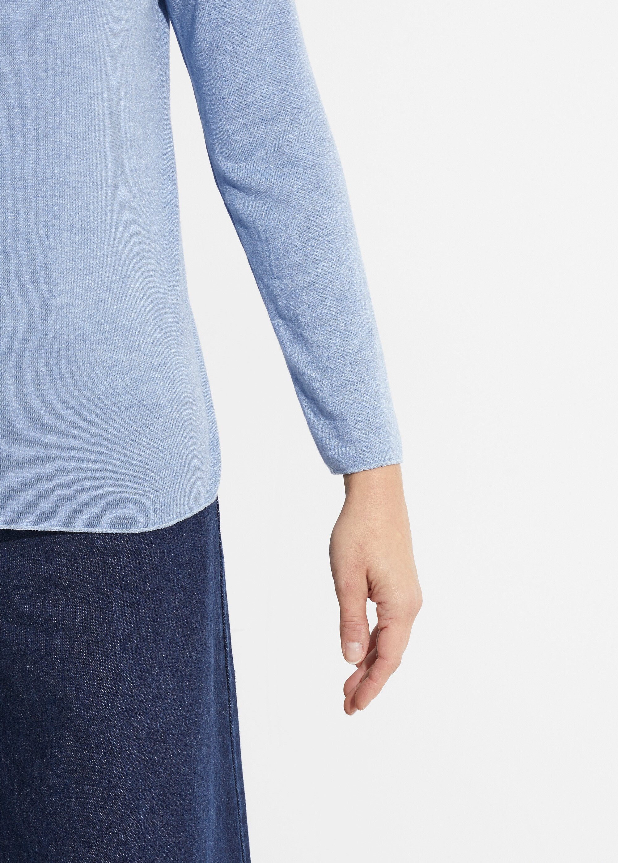 Thin_sweater_with_angora_and_wool,_V-neck_Blue_jeans_DE1_slim