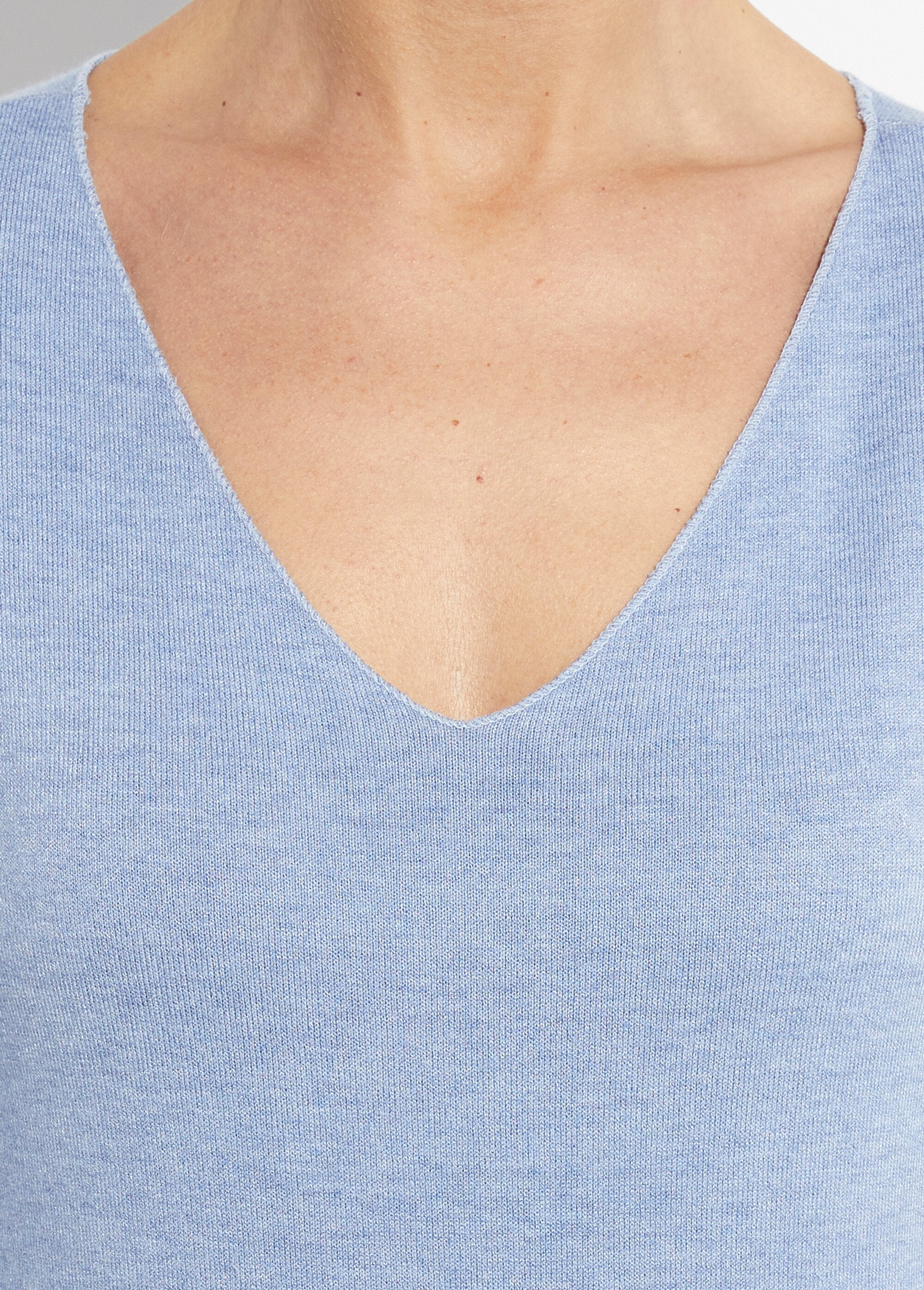 Thin_sweater_with_angora_and_wool,_V-neck_Blue_jeans_DE2_slim