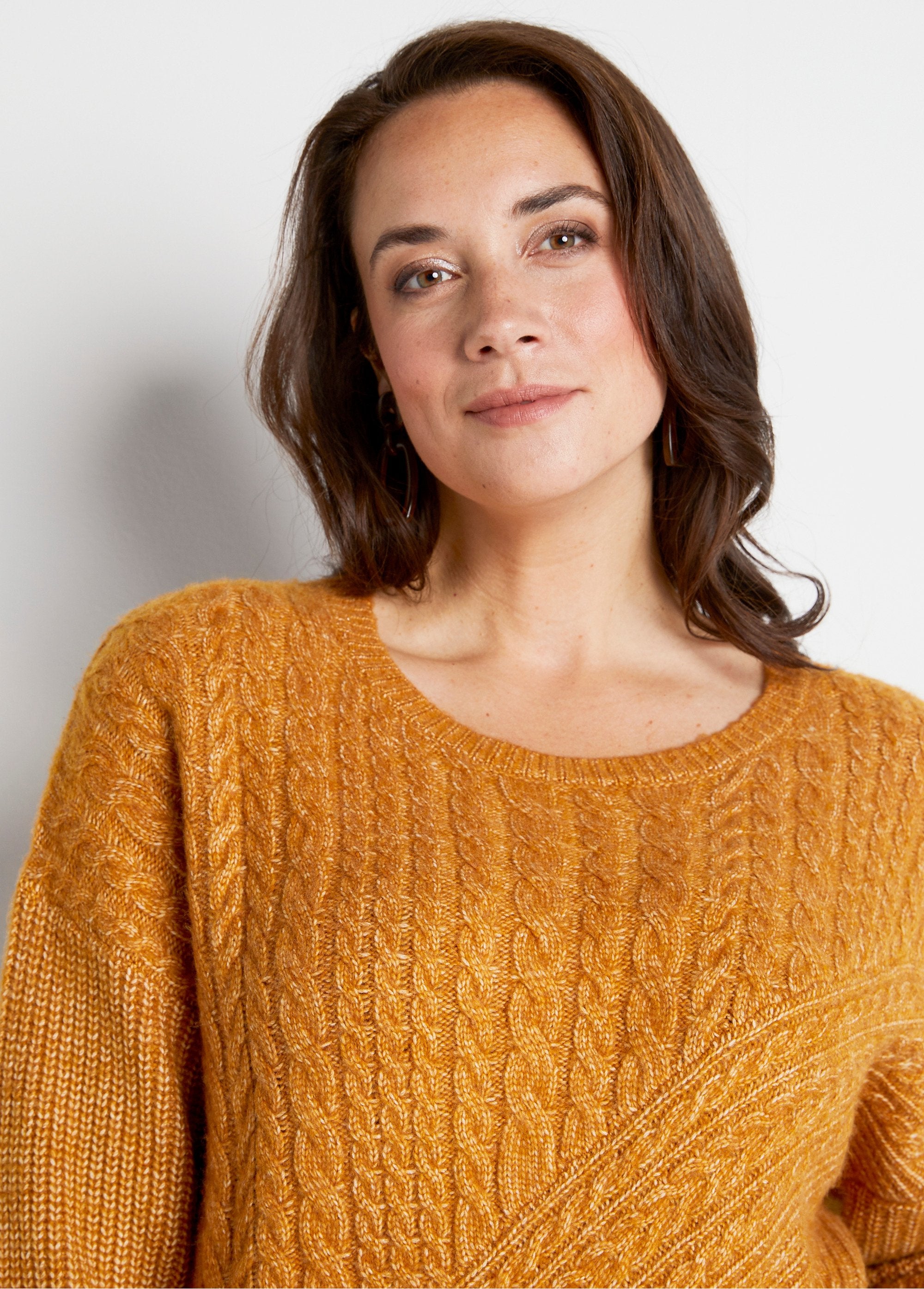 Round_neck_twisted_beaded_heather_knit_sweater_Honey_DE2_curvy