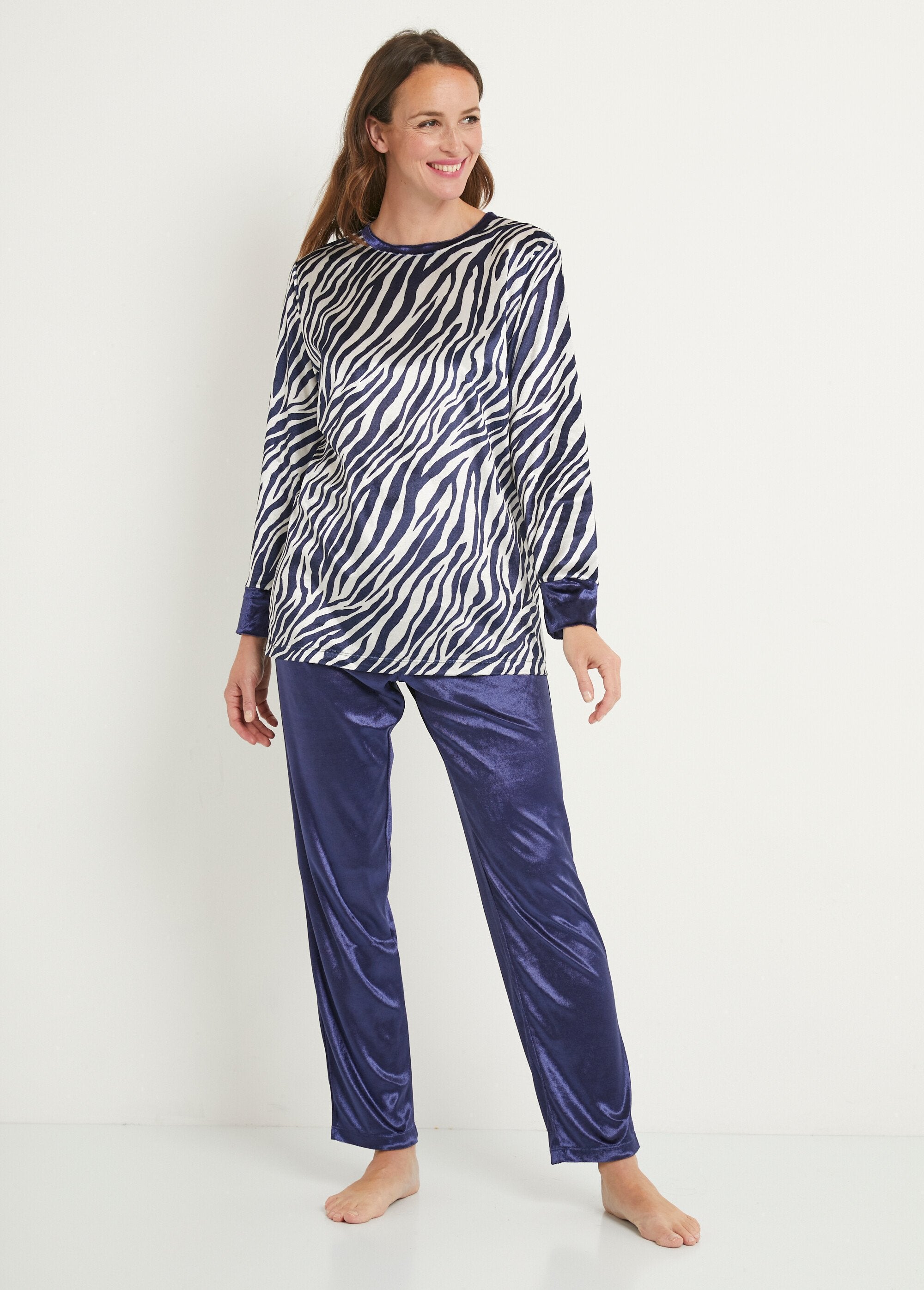 Warm_round-neck_pyjamas_in_animal-skin_velvet_Navy_print_FA1_slim