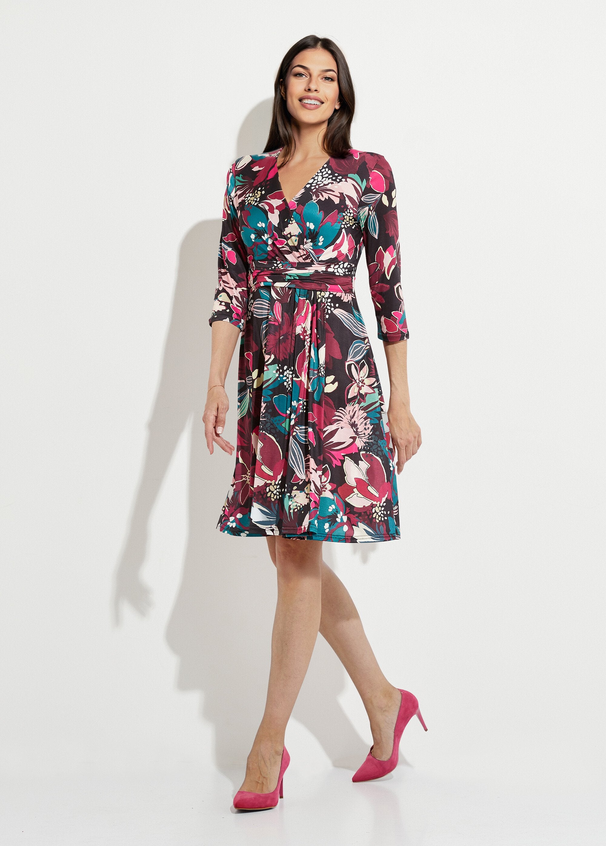 Short,_flared_wrap_dress_with_floral_print_Fuchsia_print_FA1_slim