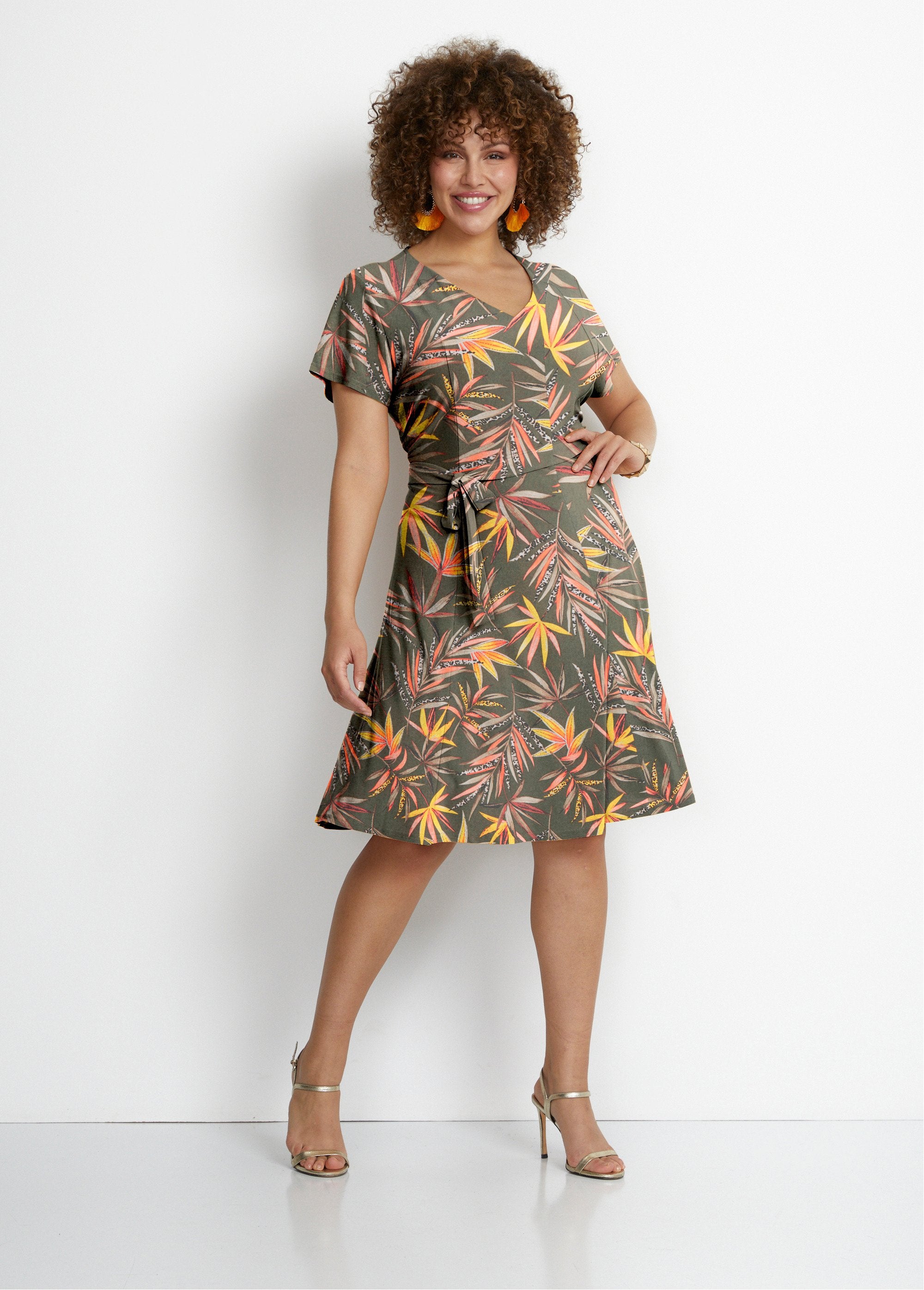 Short_belted_V-neck_dress_Khaki_print_FA1_curvy