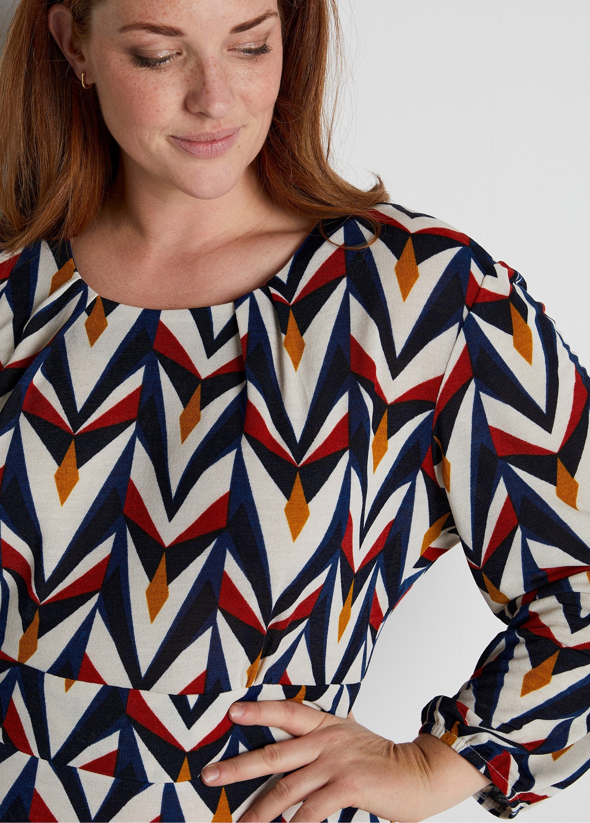 Short_flared_graphic_print_dress_Ecru_and_navy_DE1_curvy