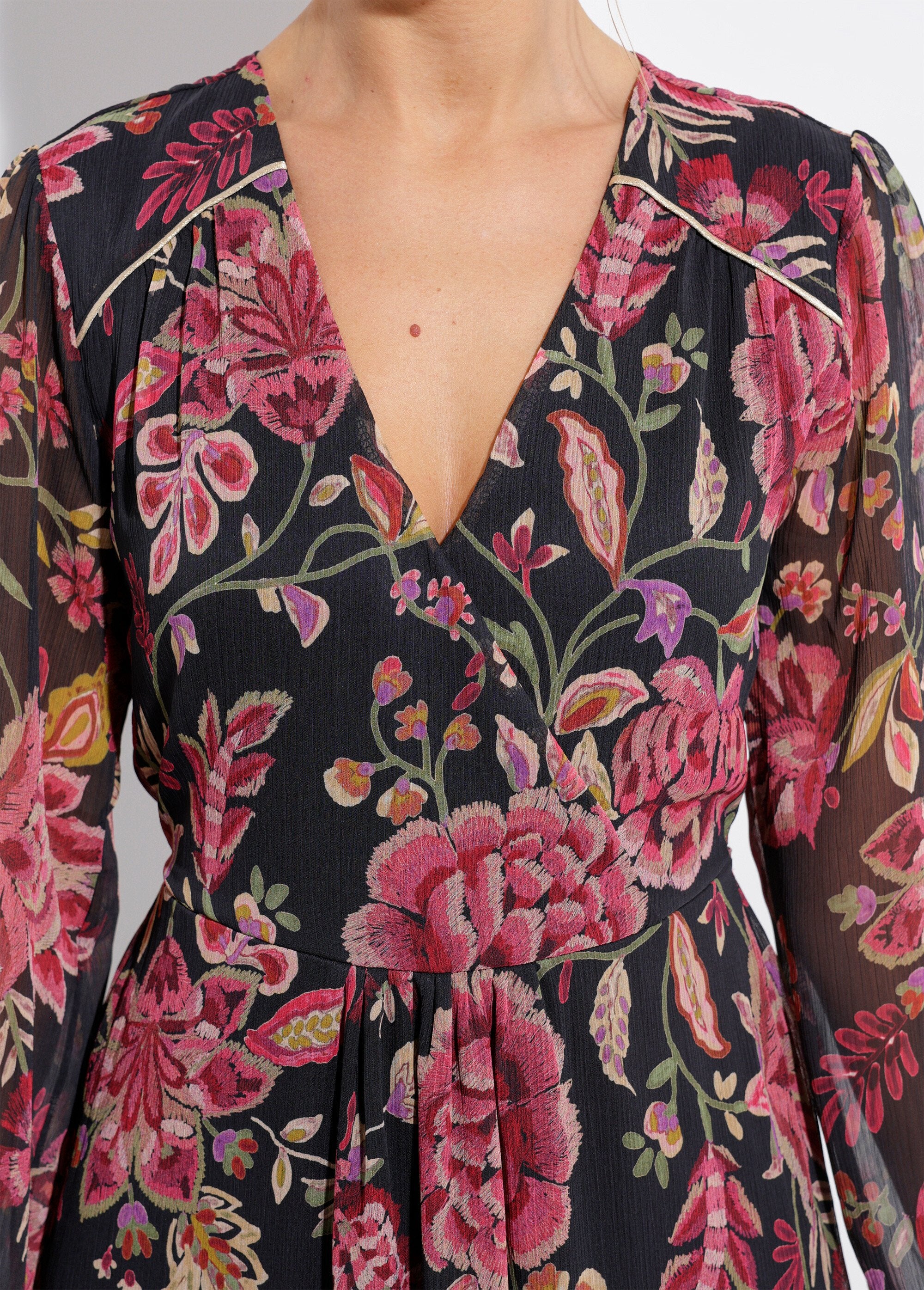 Long_wrap_dress_with_ruffles_and_floral_voile_Black_and_plum_DE1_slim