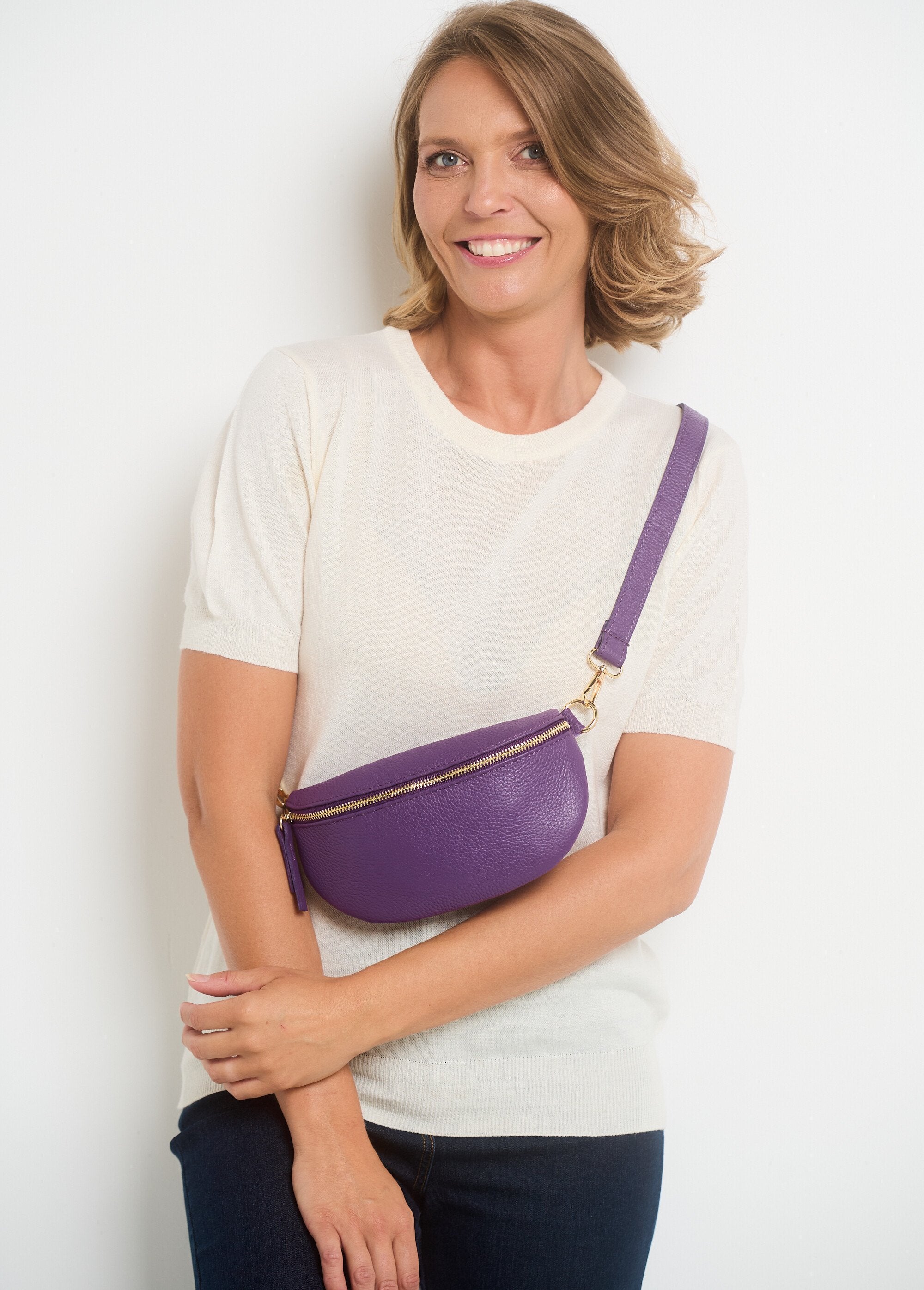 Women's_grained_leather_fanny_pack_Purple_DE1_slim