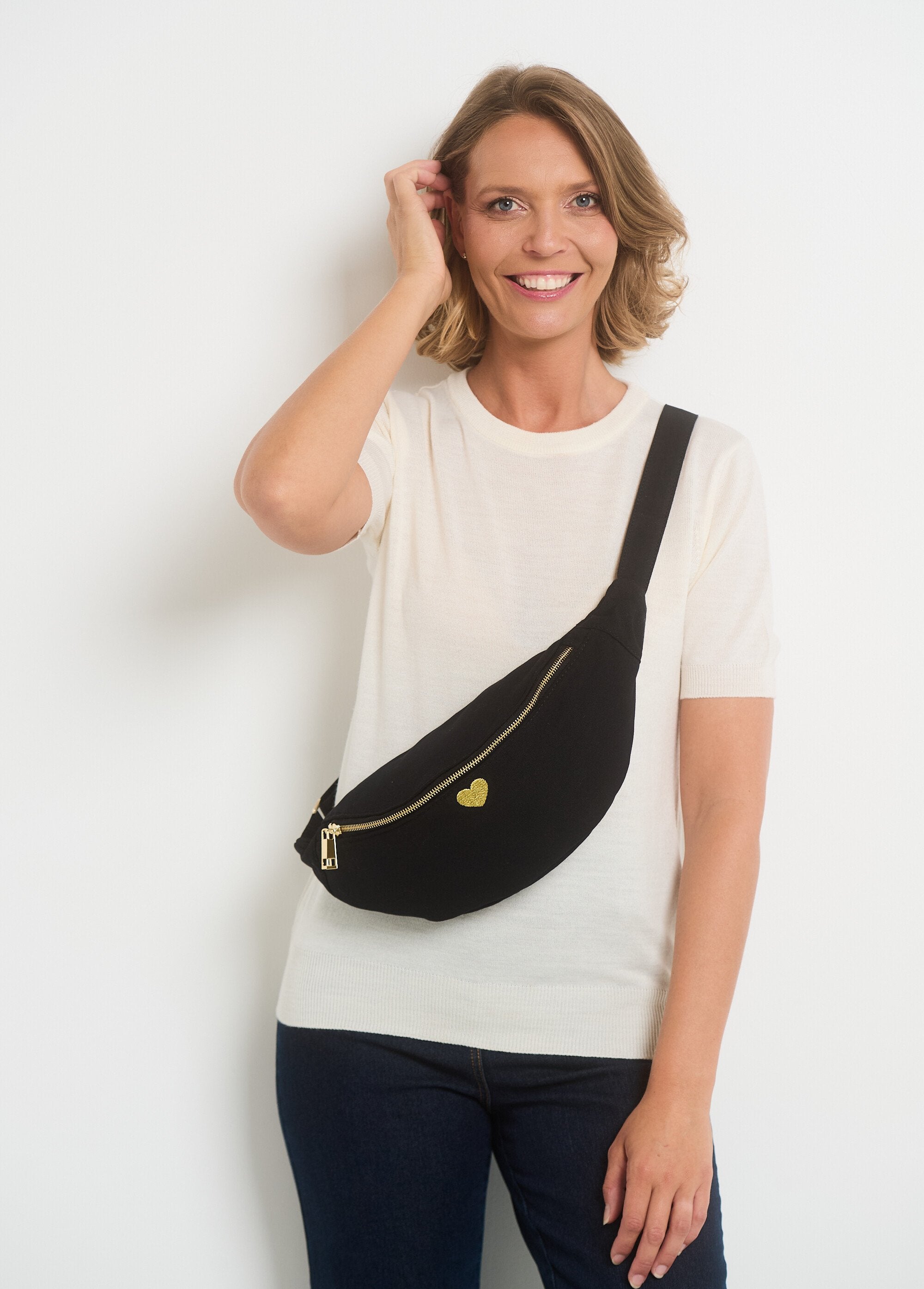 Plain_zipped_fanny_pack_with_heart_embroidery_Black_FA1_slim