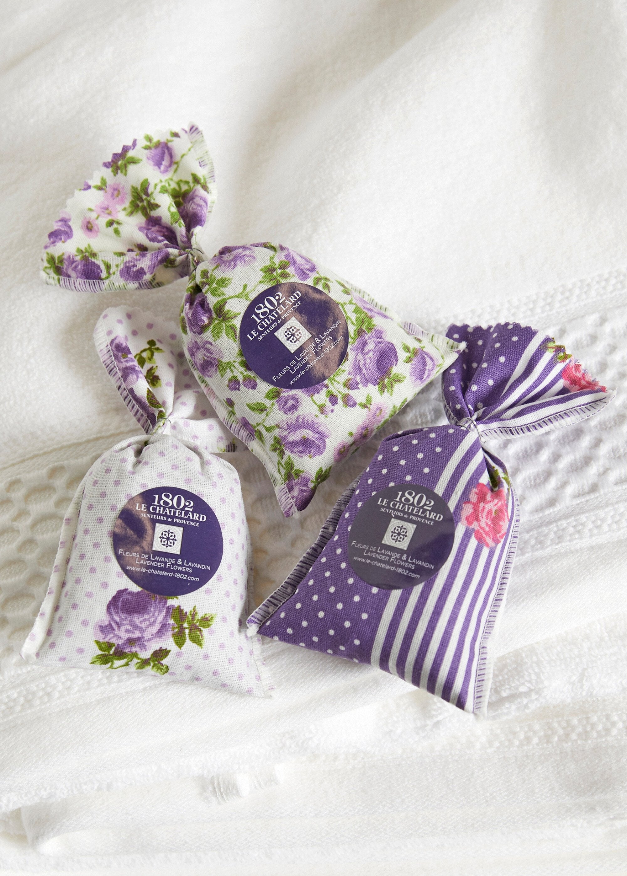 Lavender_sachets_-_set_of_4_Lot3_sachets_and_lavender_FA1_slim
