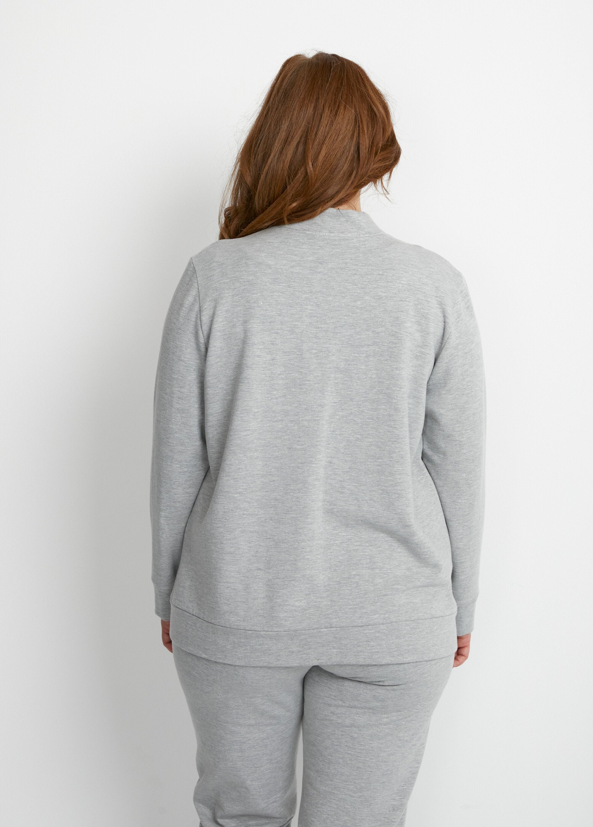 Long-sleeved_zipped_indoor_sweatshirt_Heather_gray_DO1_curvy