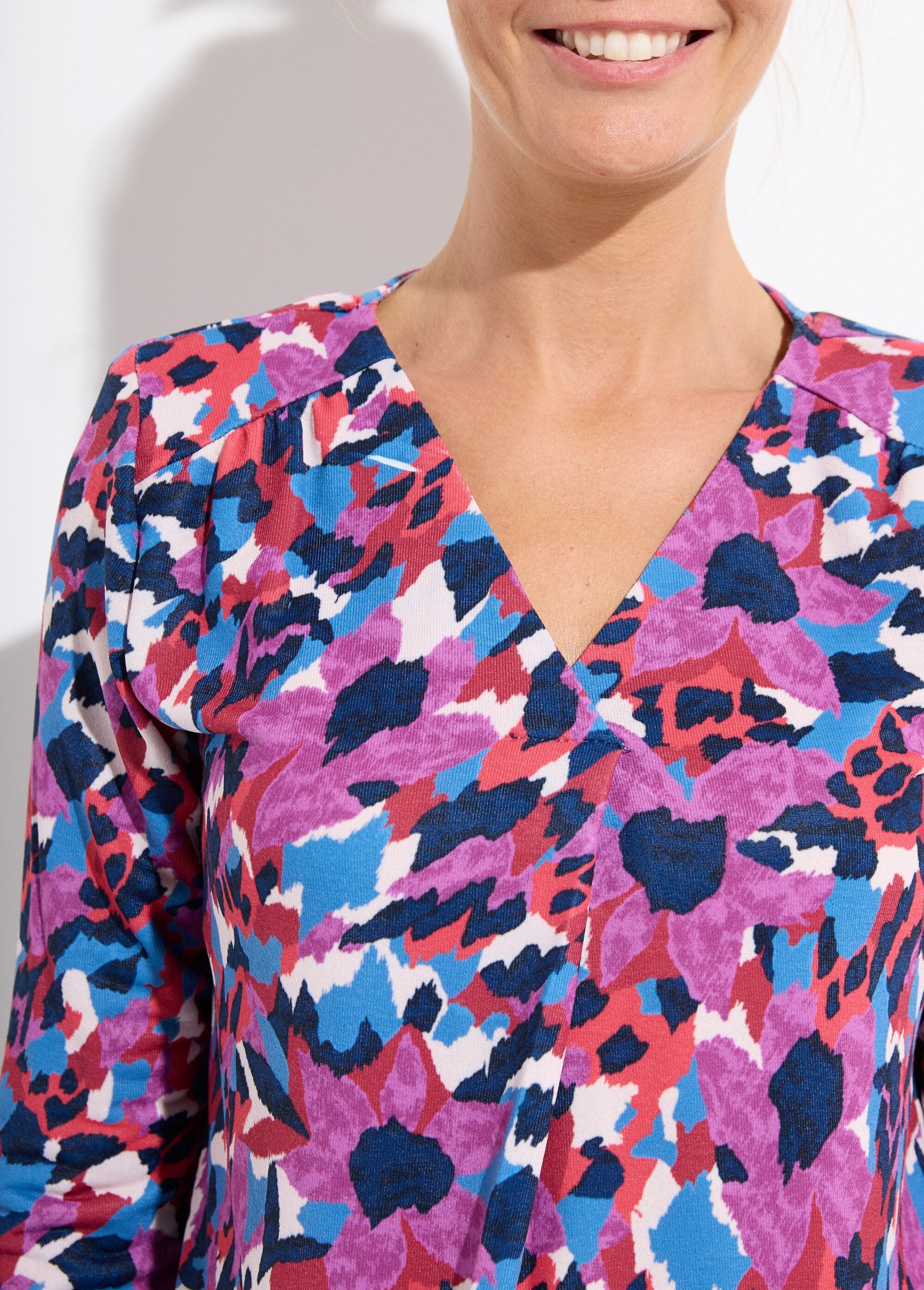 Warm_flared_V-neck_t-shirt_with_multicoloured_print_Blue_print_DE1_slim