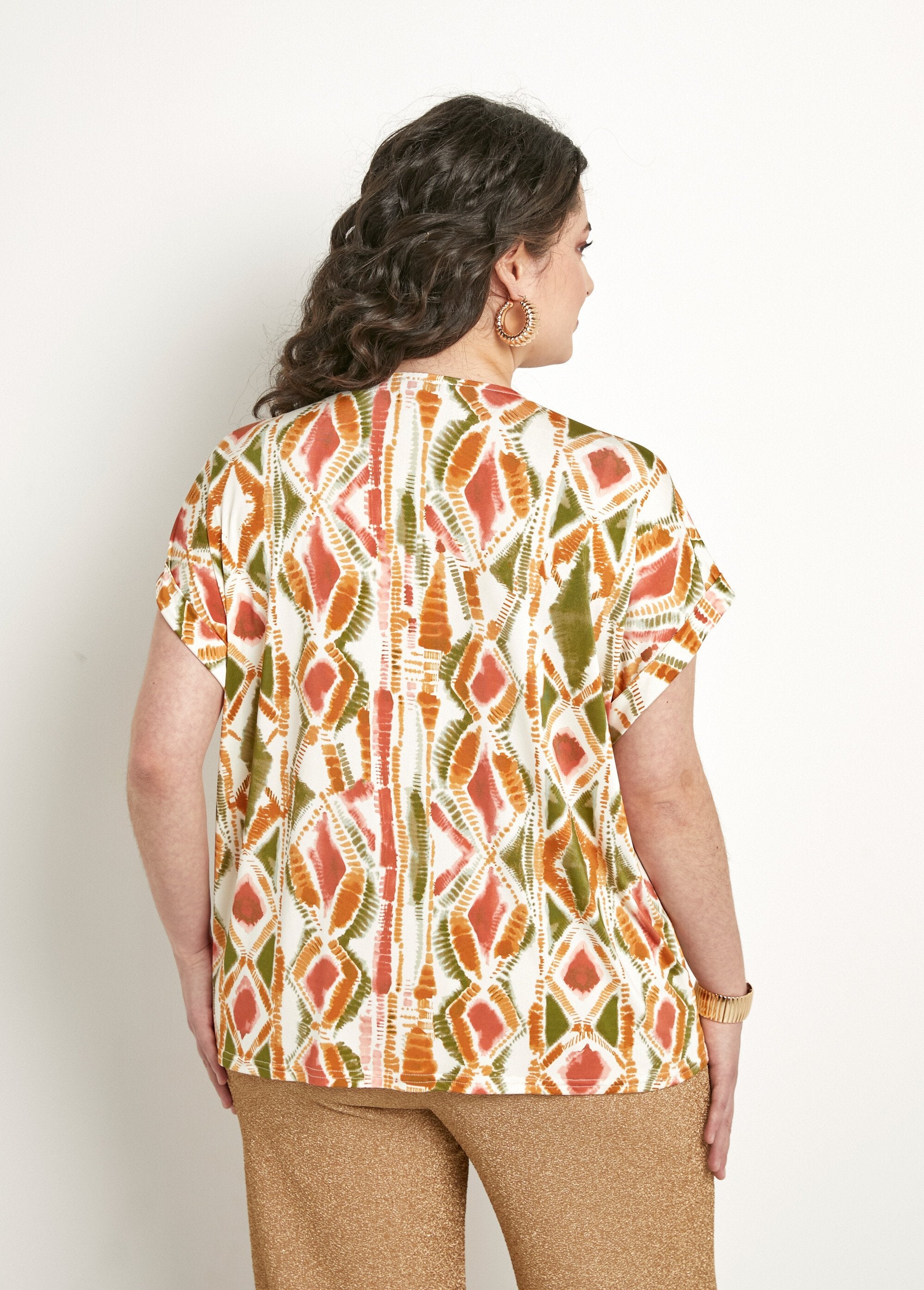 Loose_V-neck_short-sleeved_t-shirt_Green_and_terracotta_DO1_curvy