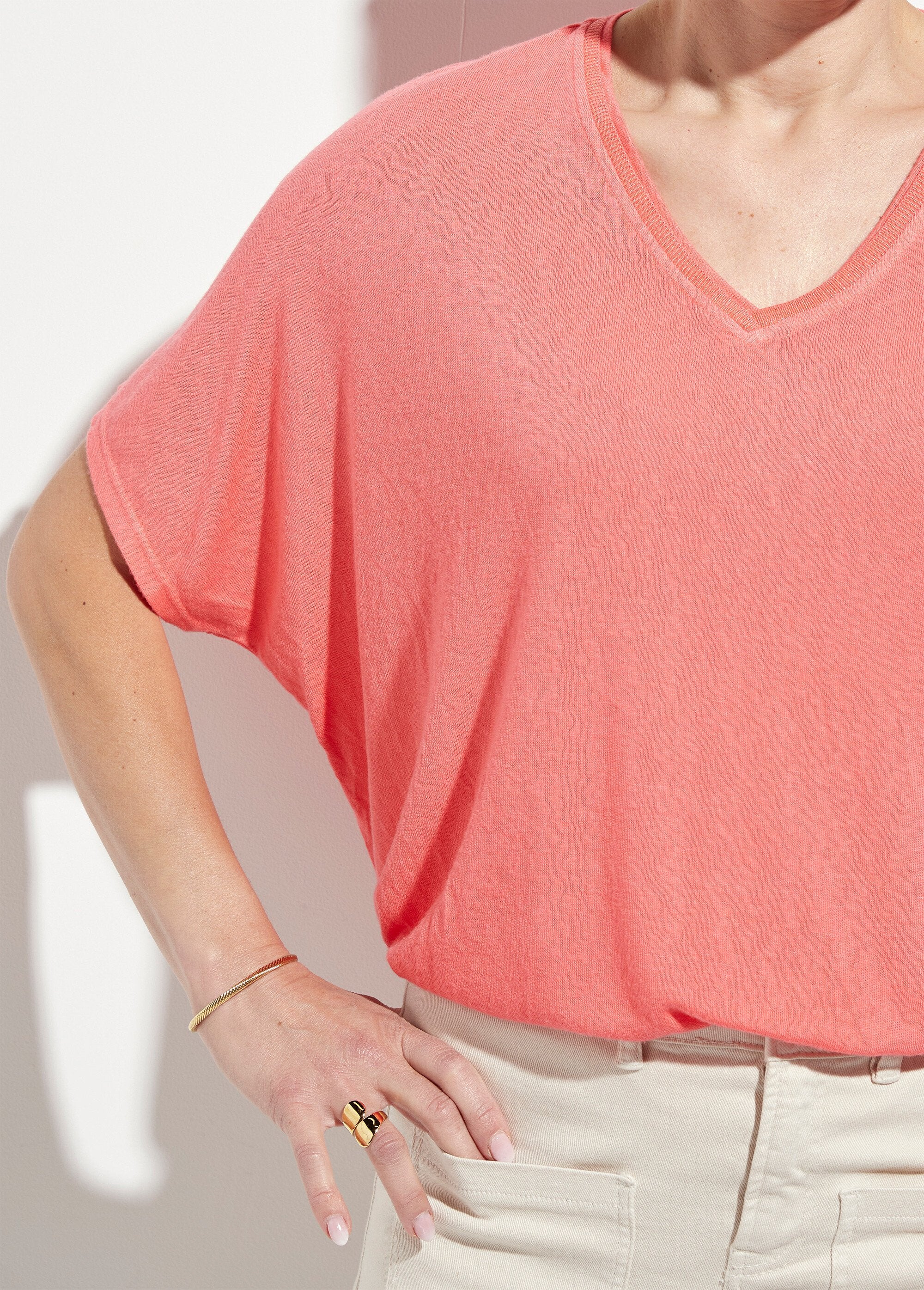 Metallic_V-neck_T-shirt_with_kimono_sleeves_Coral_DE2_slim