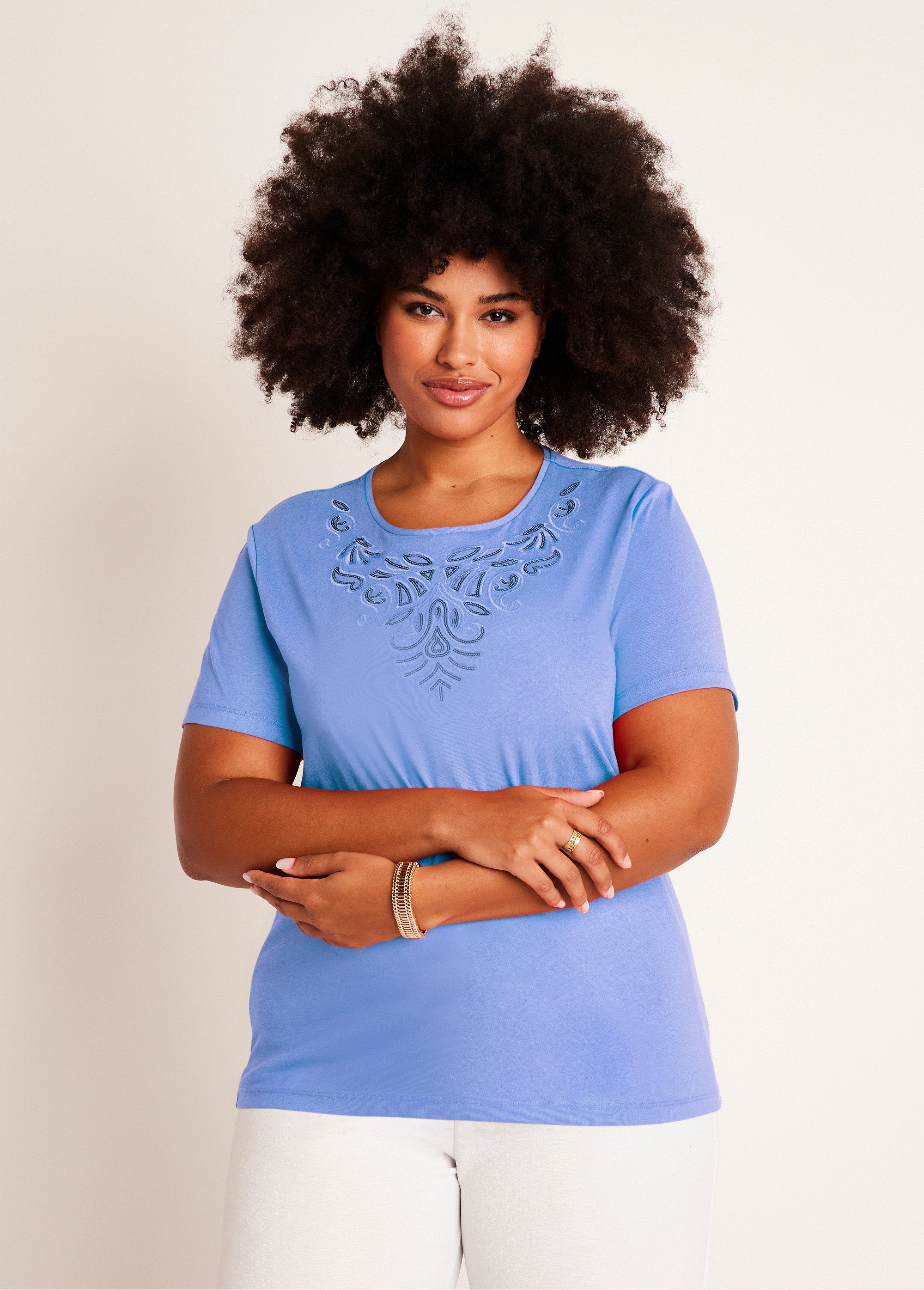 Short-sleeved_embroidered_cropped_t-shirt_Blue_FA1_curvy