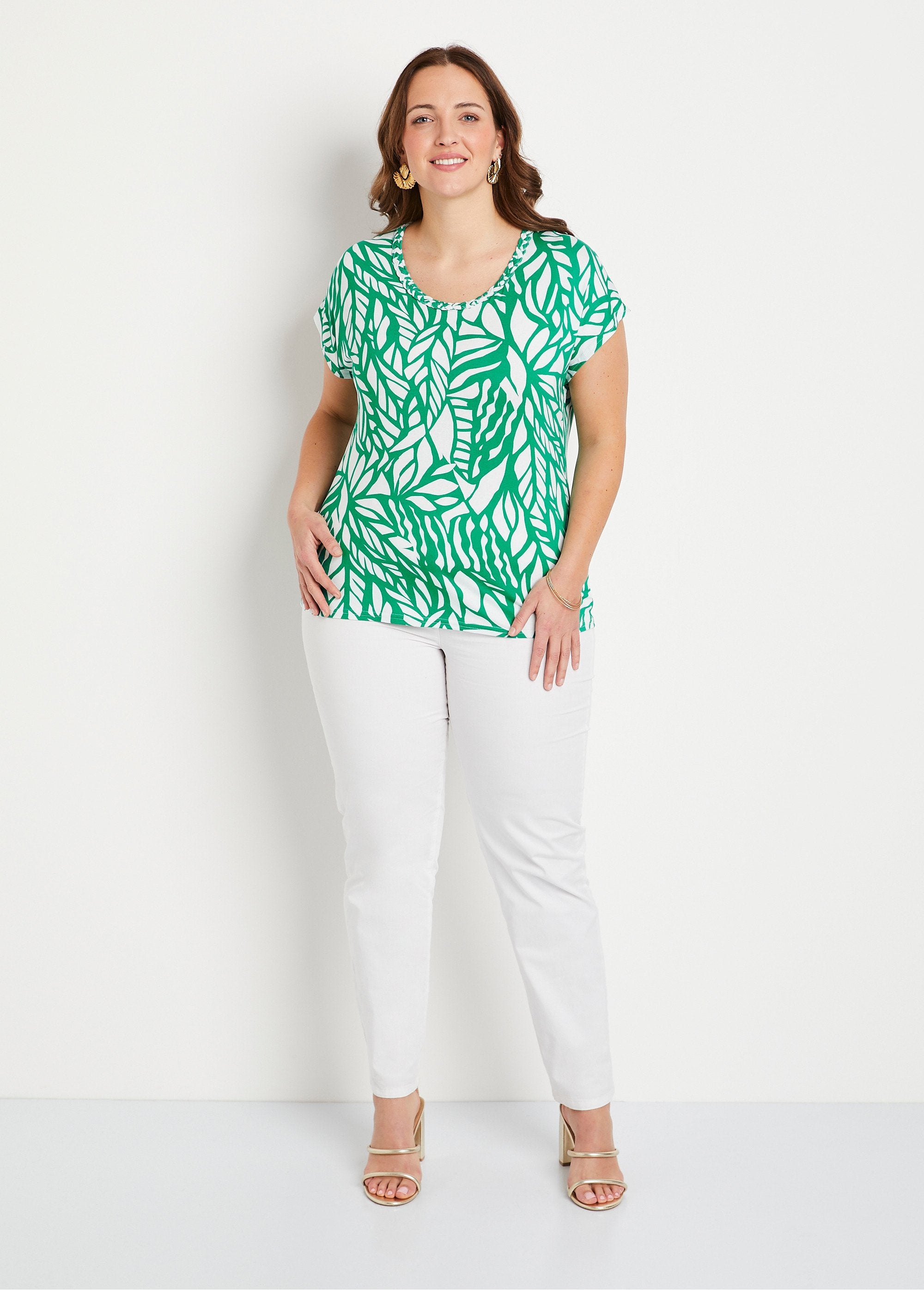 Short_graphic_t-shirt_Green_and_white_SF1_curvy