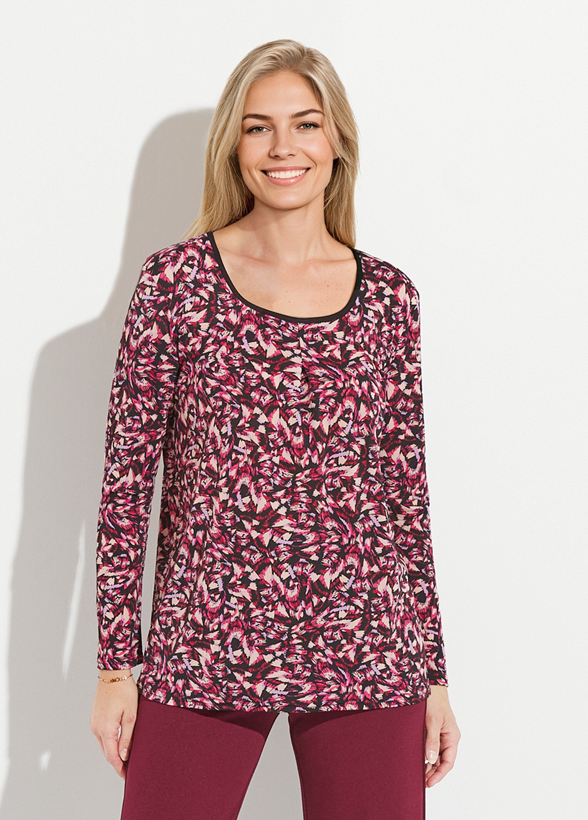 Long,_loose-fitting_graphic_print_t-shirt_Pink_and_beige_FA1_slim