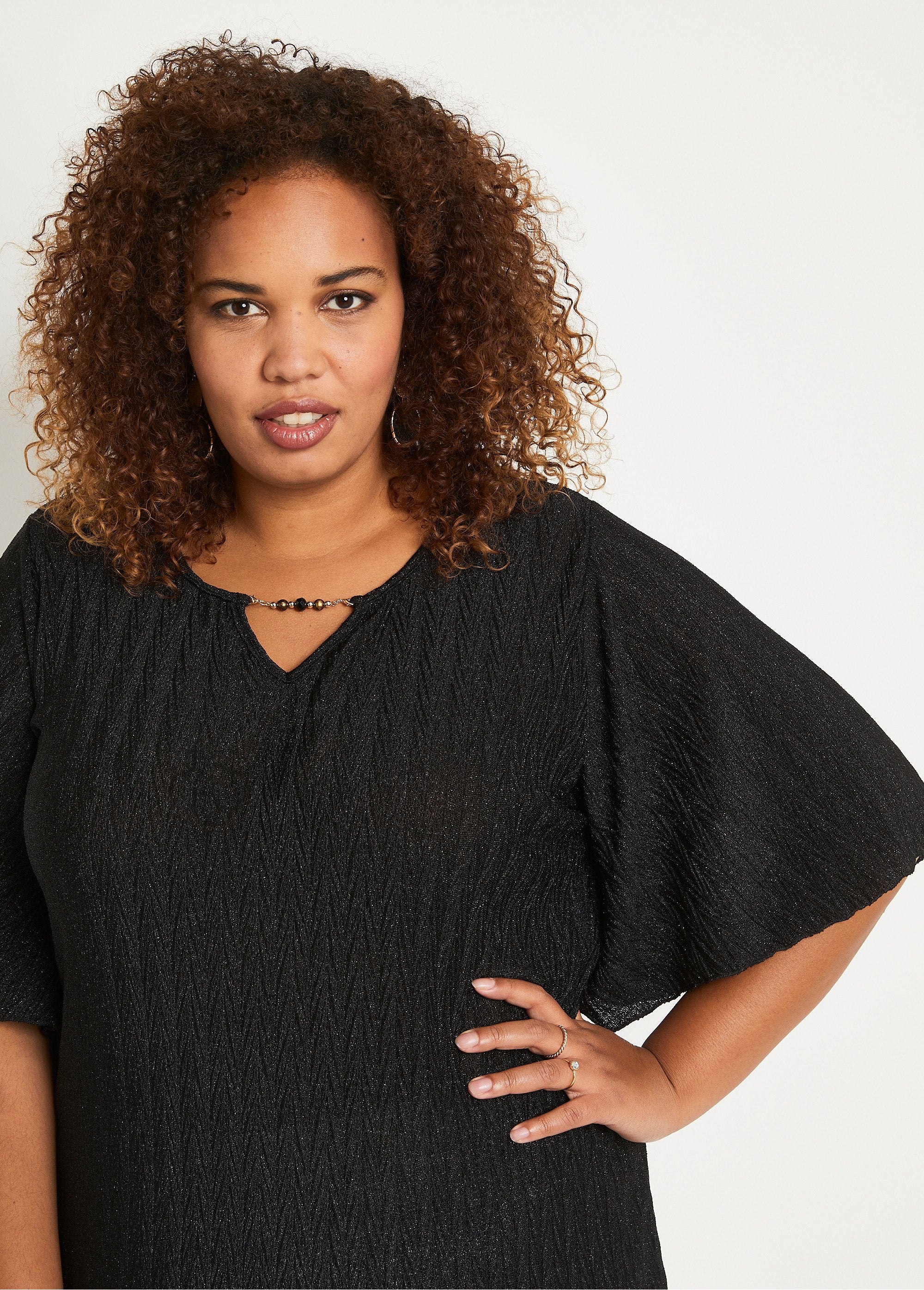 Glittery_short-sleeve_wide_t-shirt_Black_DE1_curvy