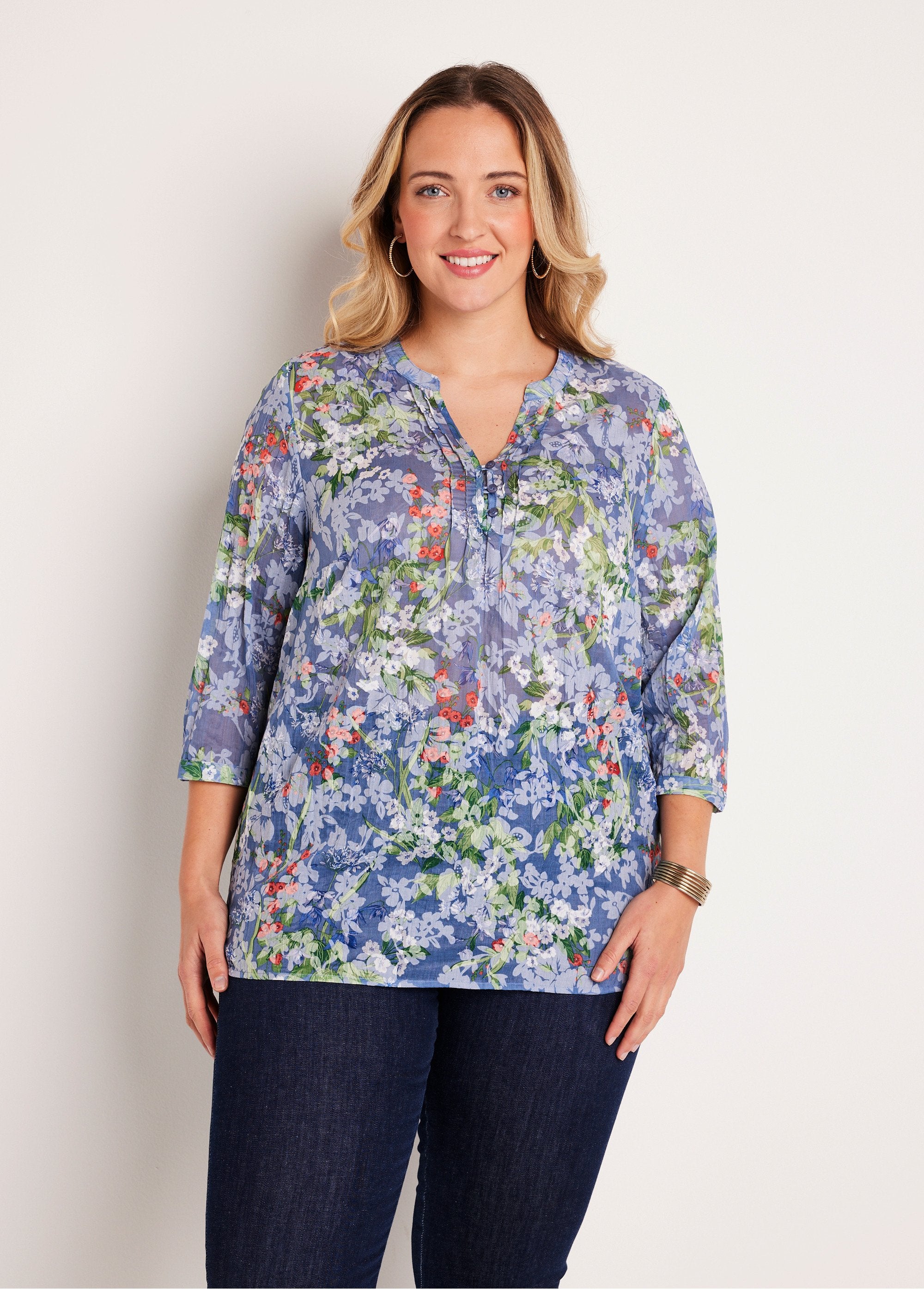 Loose_floral_3/4_sleeve_tunic_Blue_background_FA1_curvy