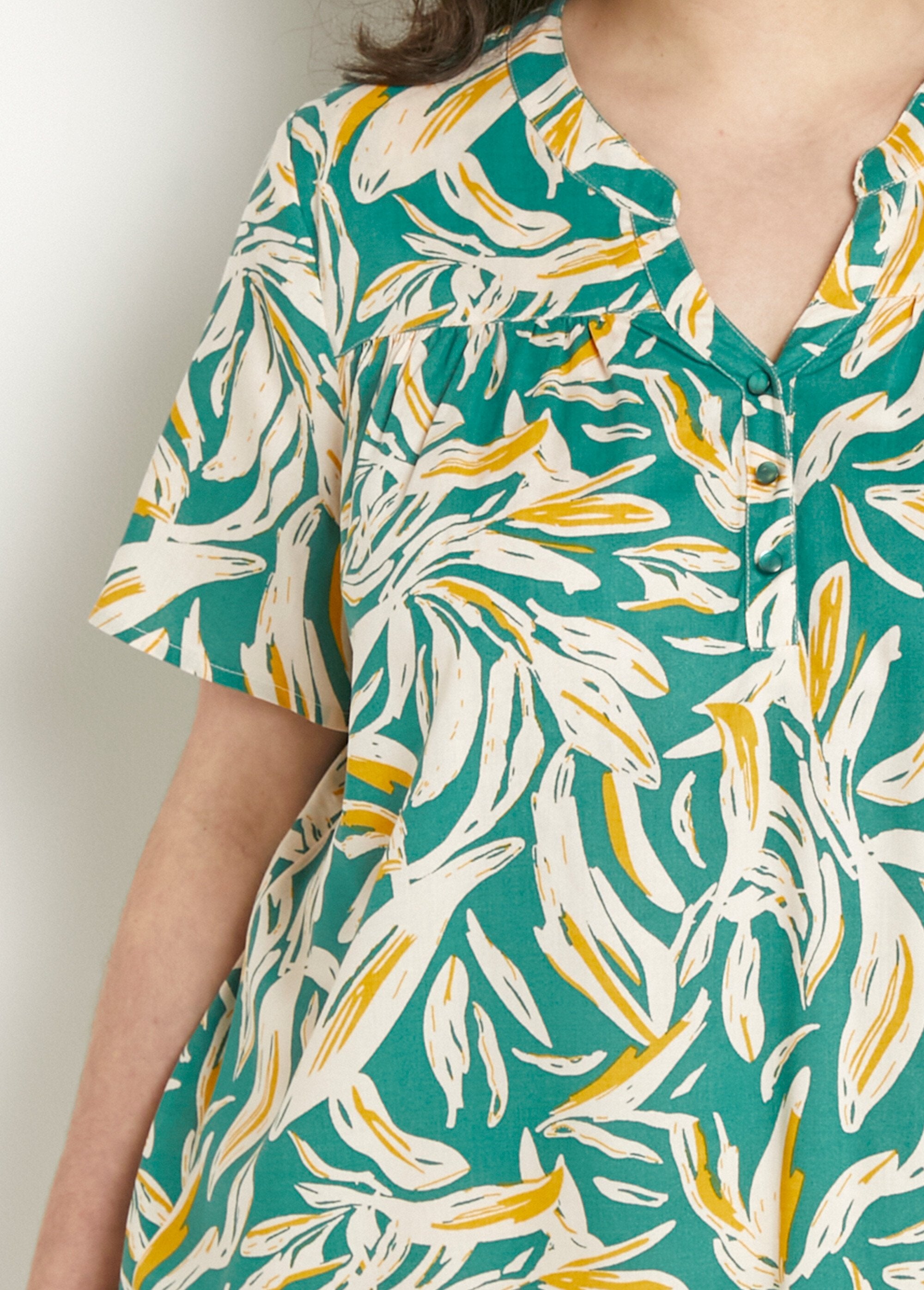 Loose_printed_buttoned_V-neck_tunic_Green_and_white_DE1_curvy