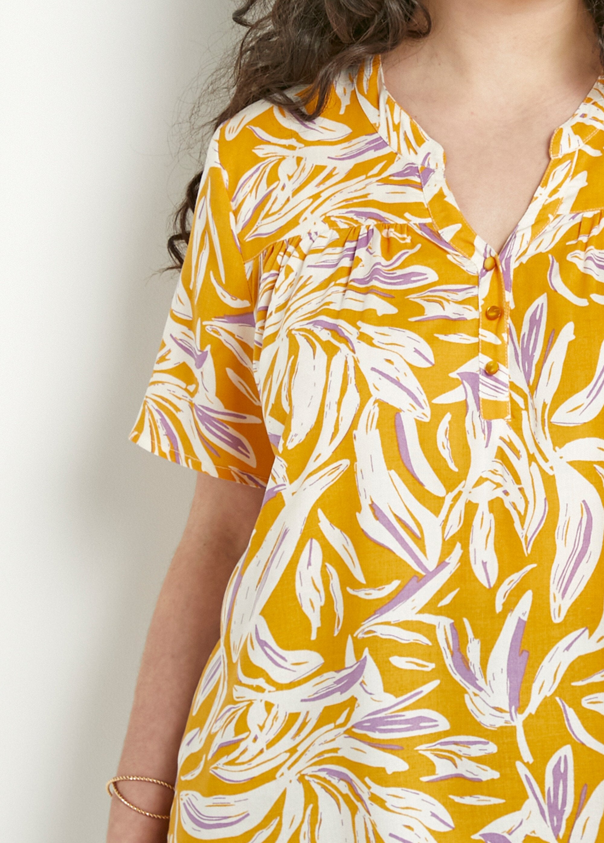 Loose_printed_buttoned_V-neck_tunic_Yellow_and_white_DE1_curvy