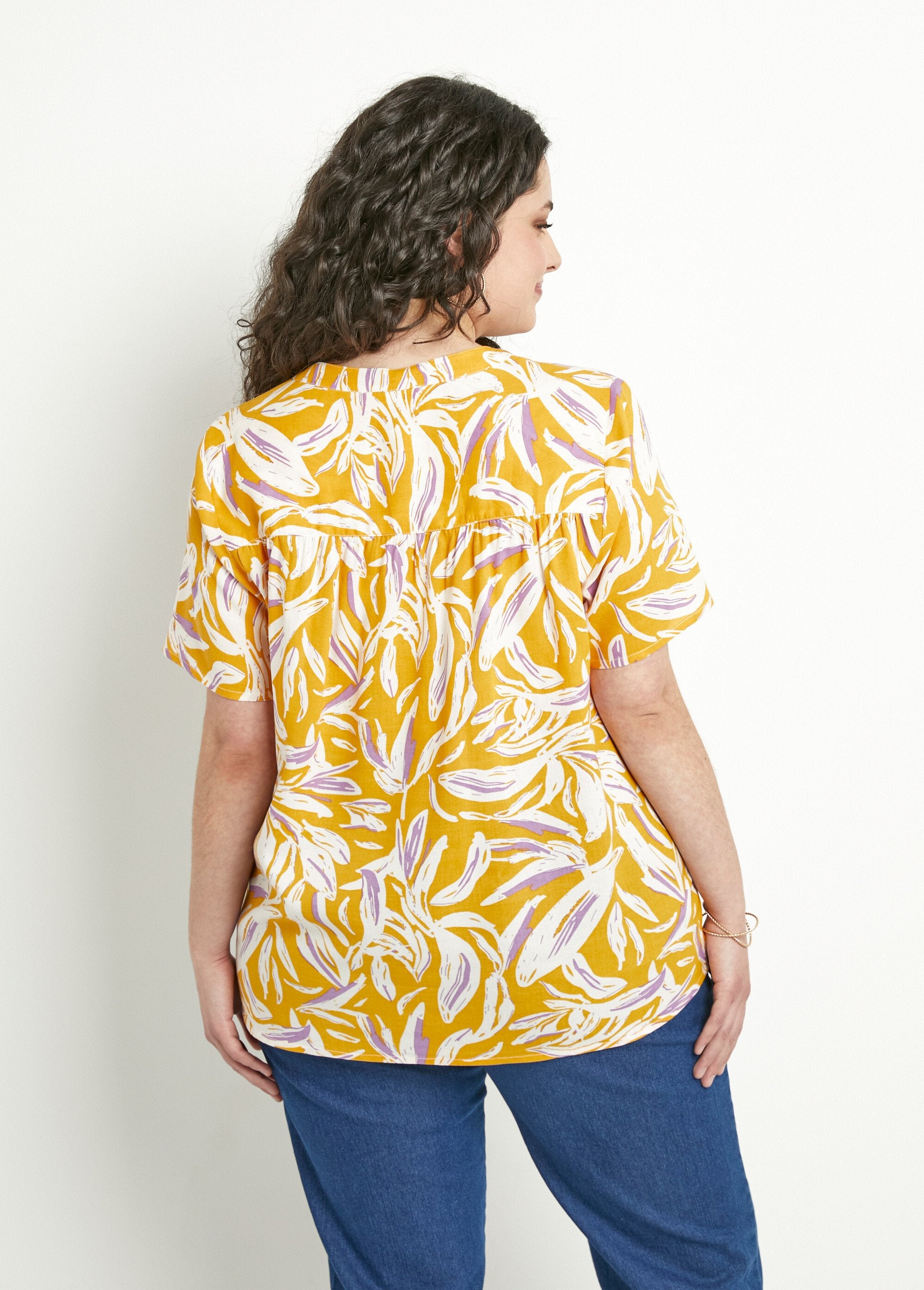 Loose_printed_buttoned_V-neck_tunic_Yellow_and_white_DO1_curvy