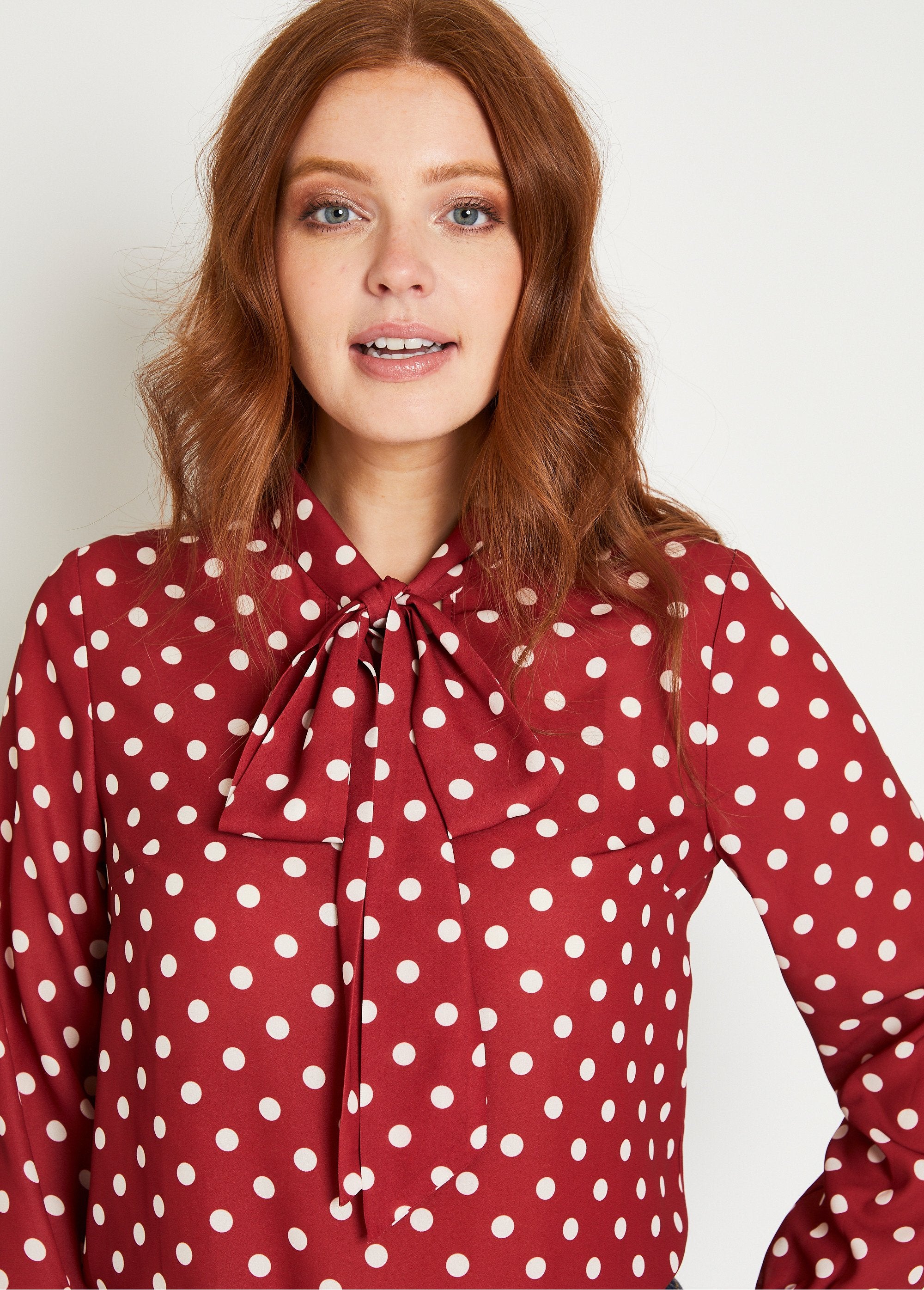 Fluid_tunic_with_plain_or_polka-dot_lavallière_collar_Bordeaux_and_ecru_DE1_slim