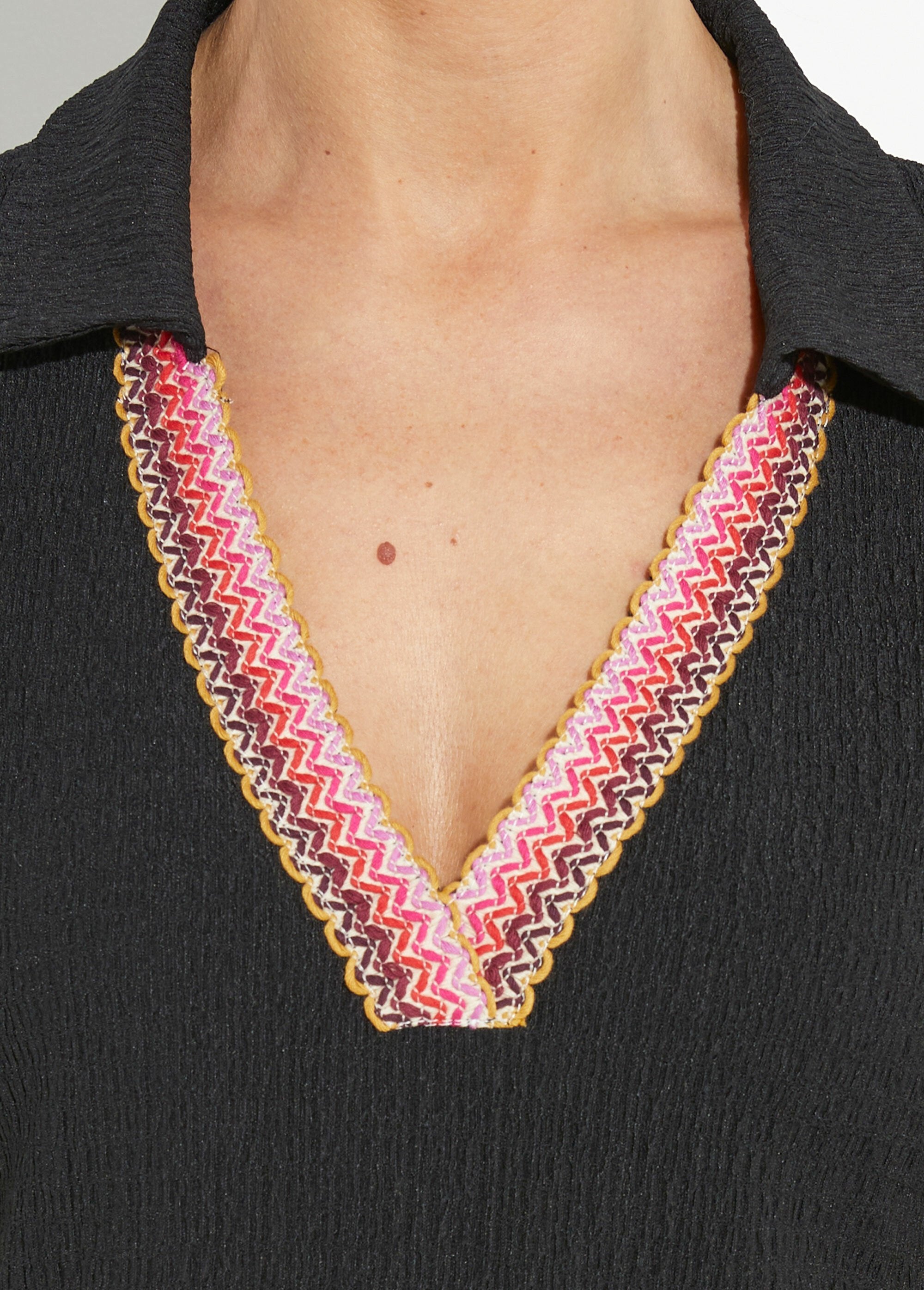 fancy_V-neck_waffle_tunic_Black_DE1_slim