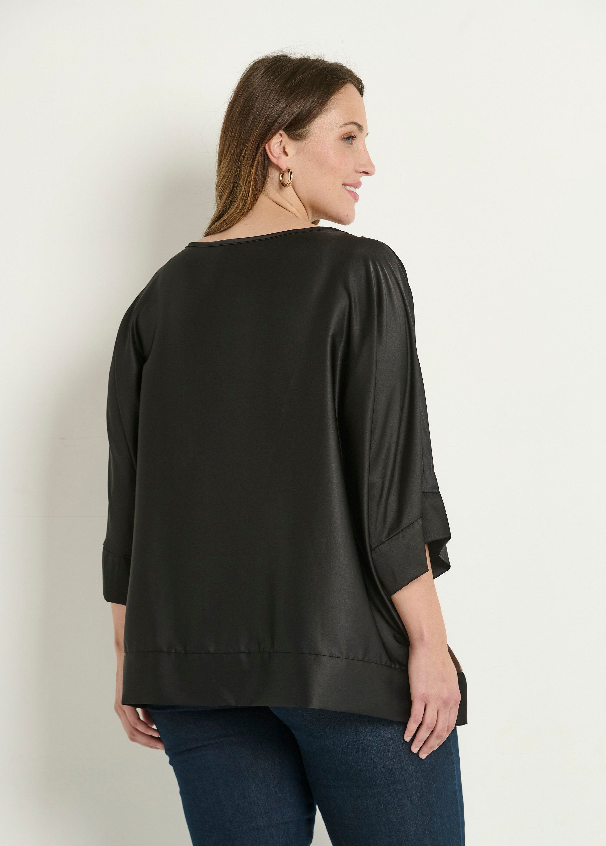 Satin_tunic_with_floral_motif_and_kimono_sleeves_Black_DO1_curvy