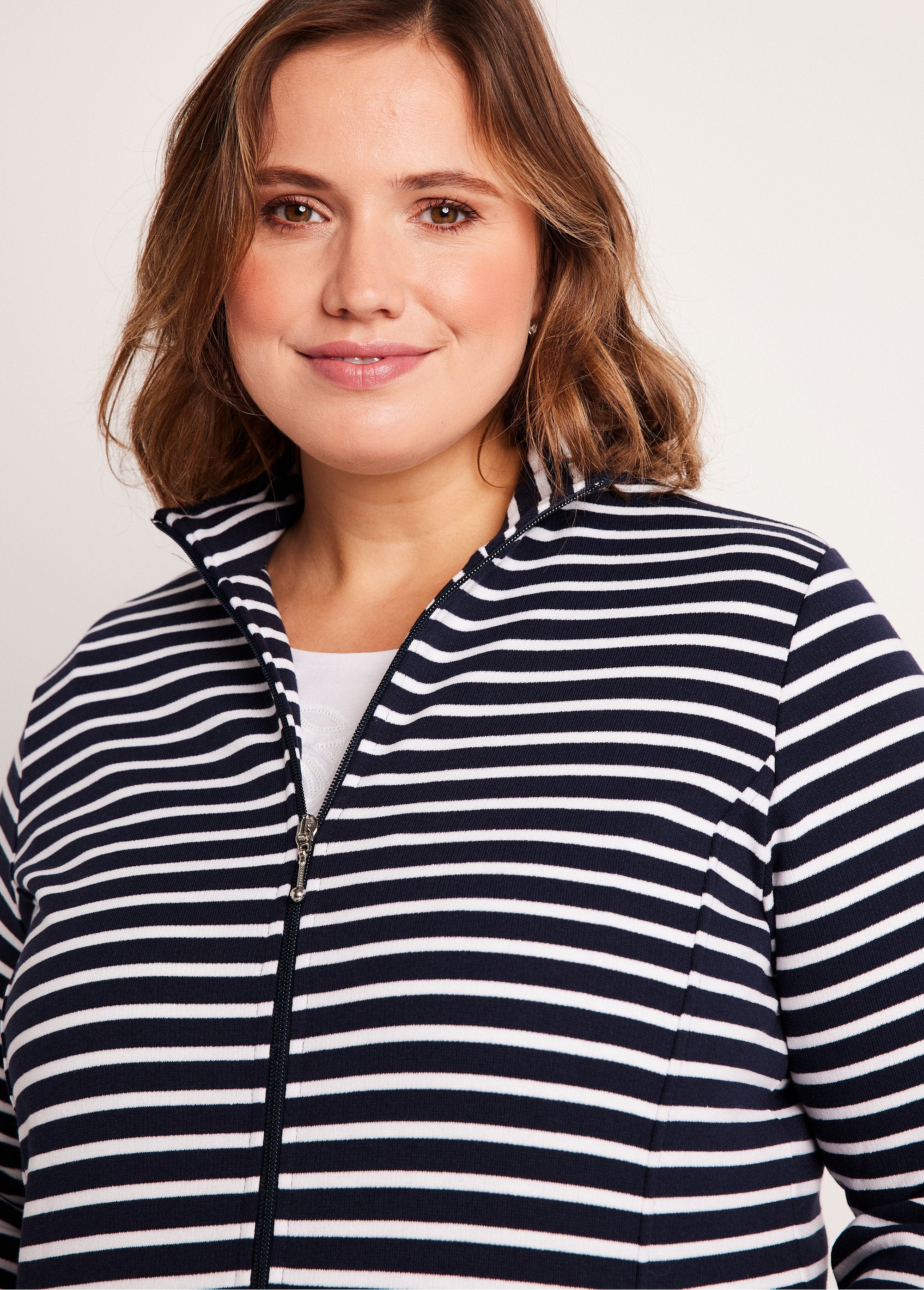 High_collar_lounge_jacket_Navy_stripe_DE1_curvy