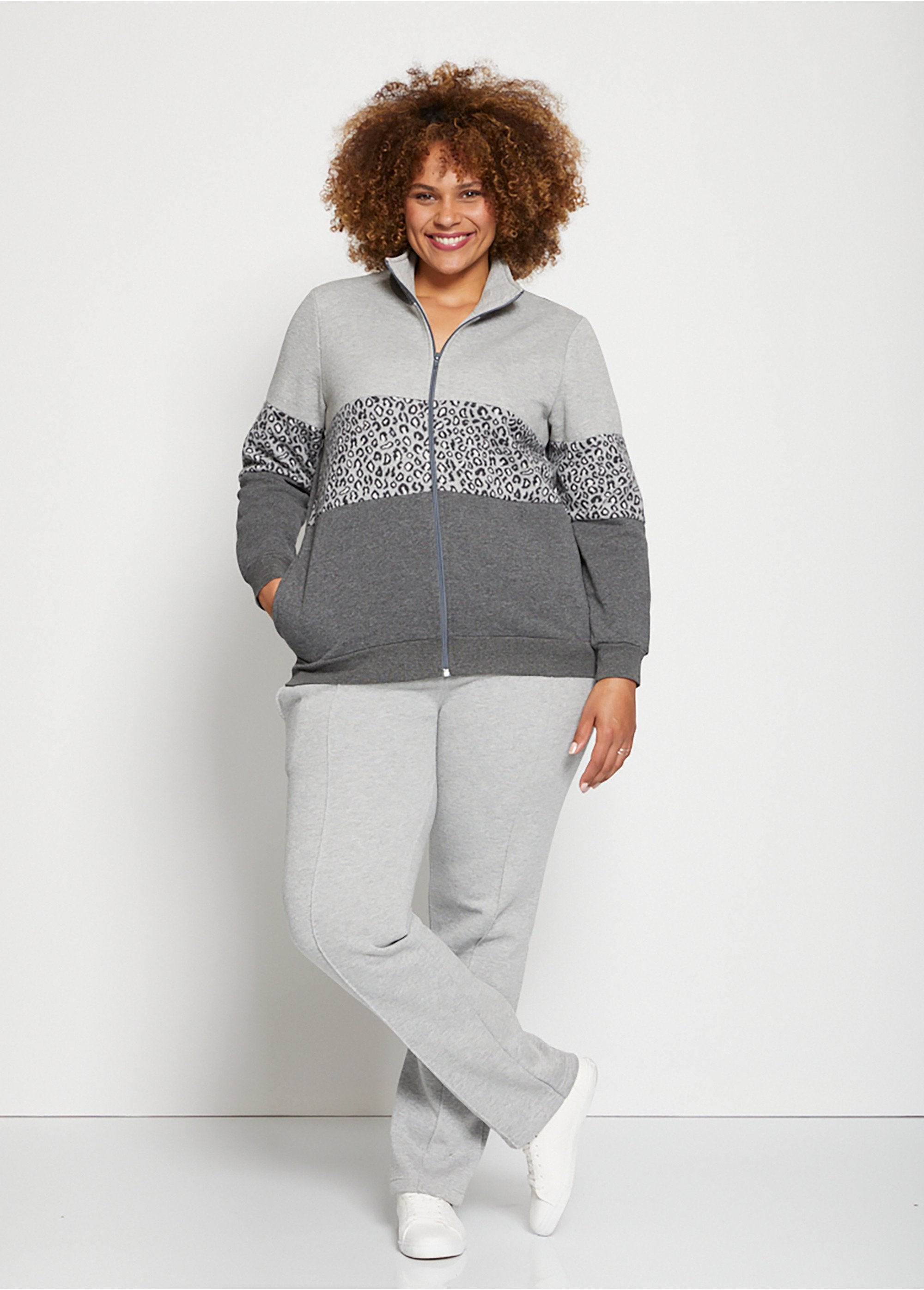 Zipped_fleece_lounge_jacket_with_stand-up_collar_Gray_SF1_curvy