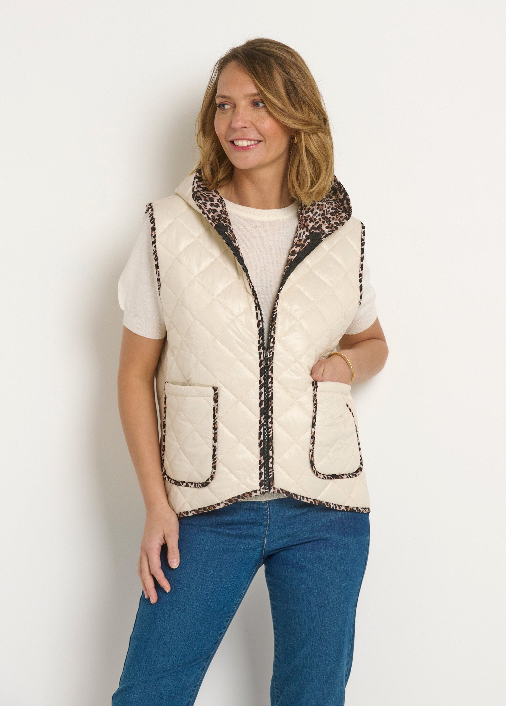 Sleeveless_quilted_jacket_with_hood_White_FA1_slim