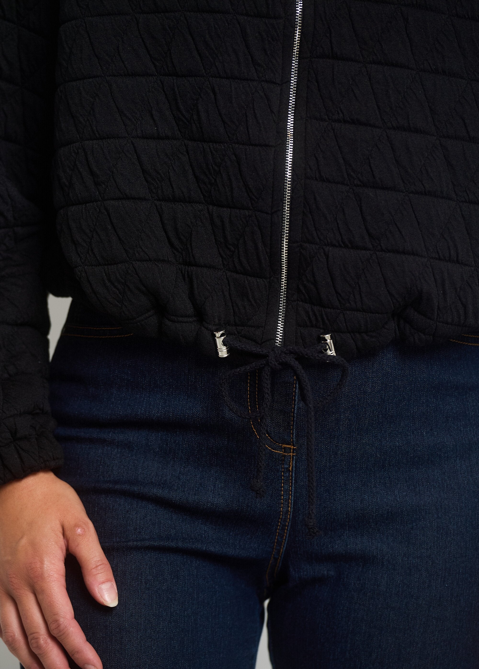 Quilted_zip-up_jacket_with_stand-up_collar_Black_DE2_slim